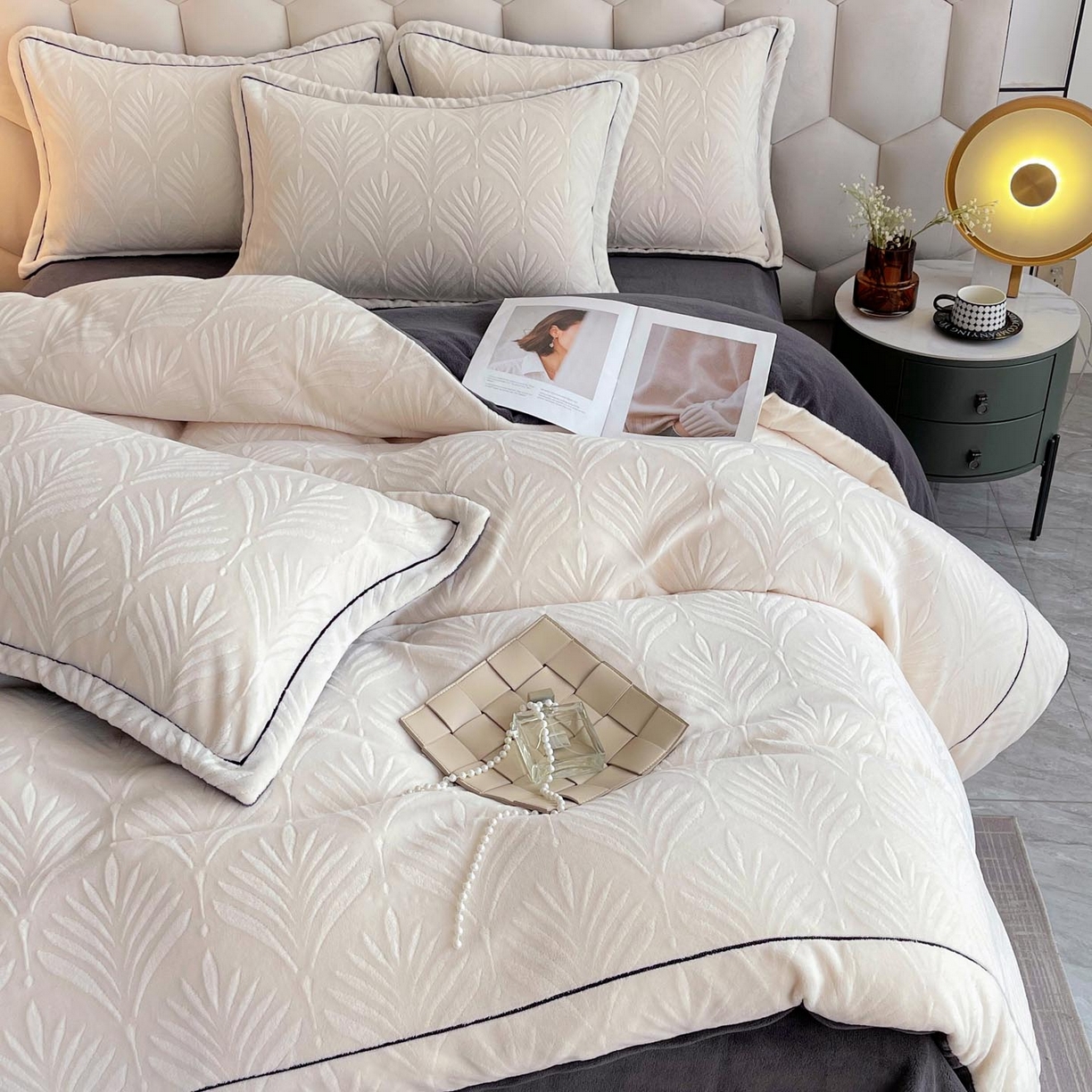 91家纺网 家纺一手货源 找家纺 锦彩家居 2025新款高克重轻奢款牛奶绒雕花四件套-秘境 秘境-奶油白