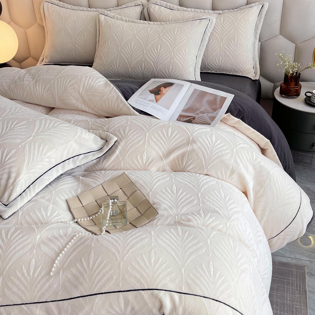 91家纺网 家纺一手货源 找家纺 锦彩家居 2025新款高克重轻奢款牛奶绒雕花四件套-秘境 秘境-奶油白