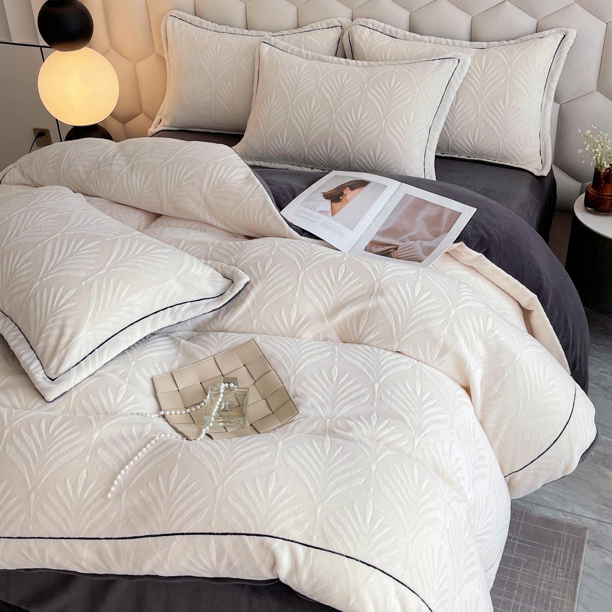 91家纺网 家纺一手货源 找家纺 锦彩家居 2025新款高克重轻奢款牛奶绒雕花四件套-秘境 秘境-奶油白