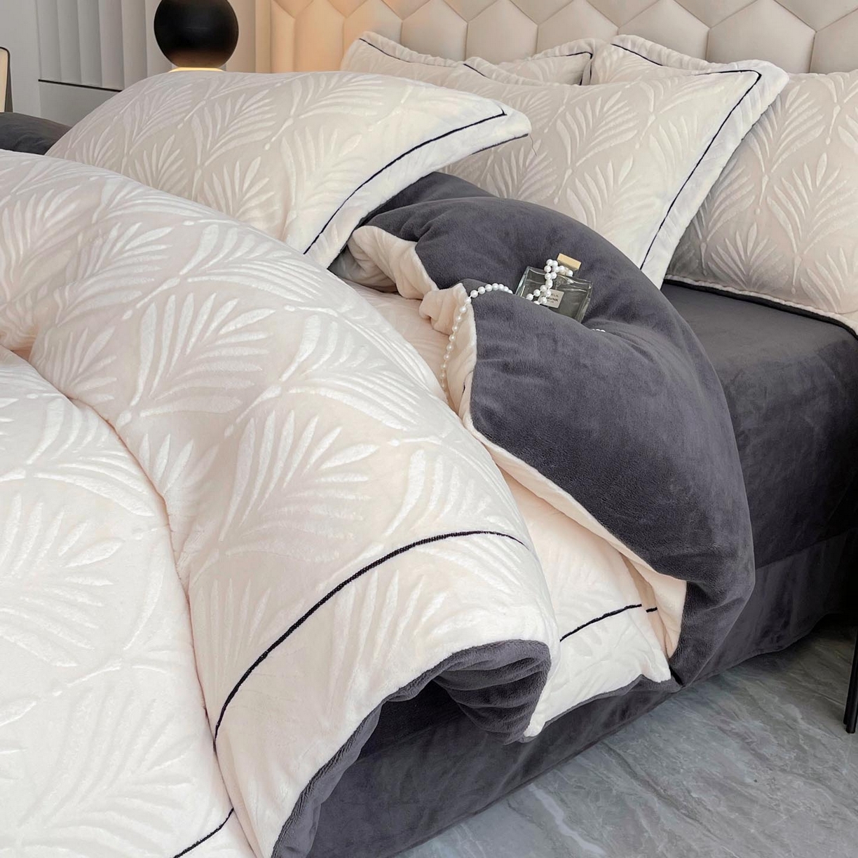 91家纺网 家纺一手货源 找家纺 锦彩家居 2025新款高克重轻奢款牛奶绒雕花四件套-秘境 秘境-奶油白