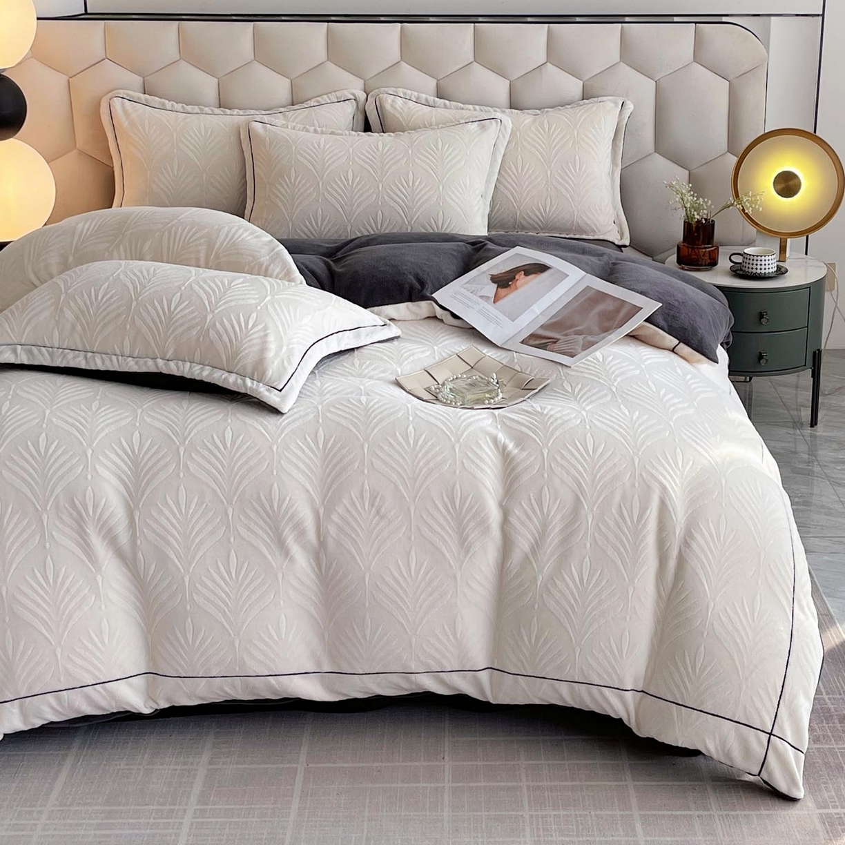 91家纺网 家纺一手货源 找家纺 锦彩家居 2025新款高克重轻奢款牛奶绒雕花四件套-秘境 秘境-奶油白