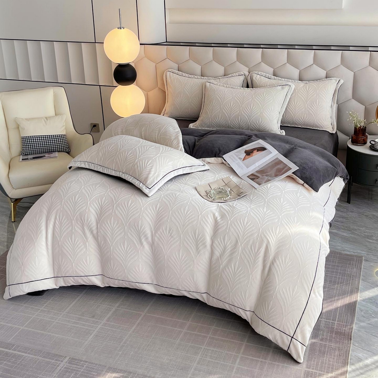 91家纺网 家纺一手货源 找家纺 锦彩家居 2025新款高克重轻奢款牛奶绒雕花四件套-秘境 秘境-奶油白