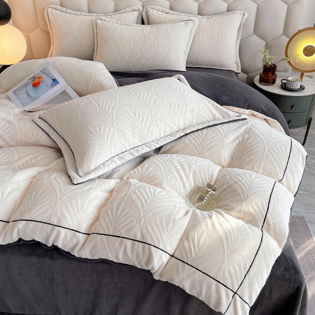 91家纺网 家纺一手货源 找家纺 锦彩家居 2025新款高克重轻奢款牛奶绒雕花四件套-秘境 秘境-奶油白