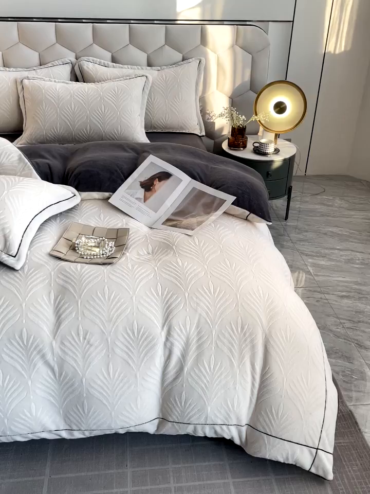 91家纺网 家纺一手货源 找家纺 锦彩家居 2025新款高克重轻奢款牛奶绒雕花四件套-秘境 秘境-奶油白