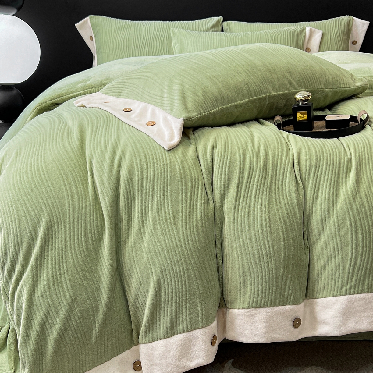 91家纺网 家纺一手货源 找家纺 （总）锦彩家居 2025新款亲肤舒适高克重牛奶绒纽扣款四件套-简爱