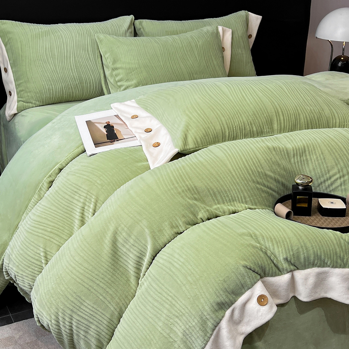 91家纺网 家纺一手货源 找家纺 （总）锦彩家居 2025新款亲肤舒适高克重牛奶绒纽扣款四件套-简爱