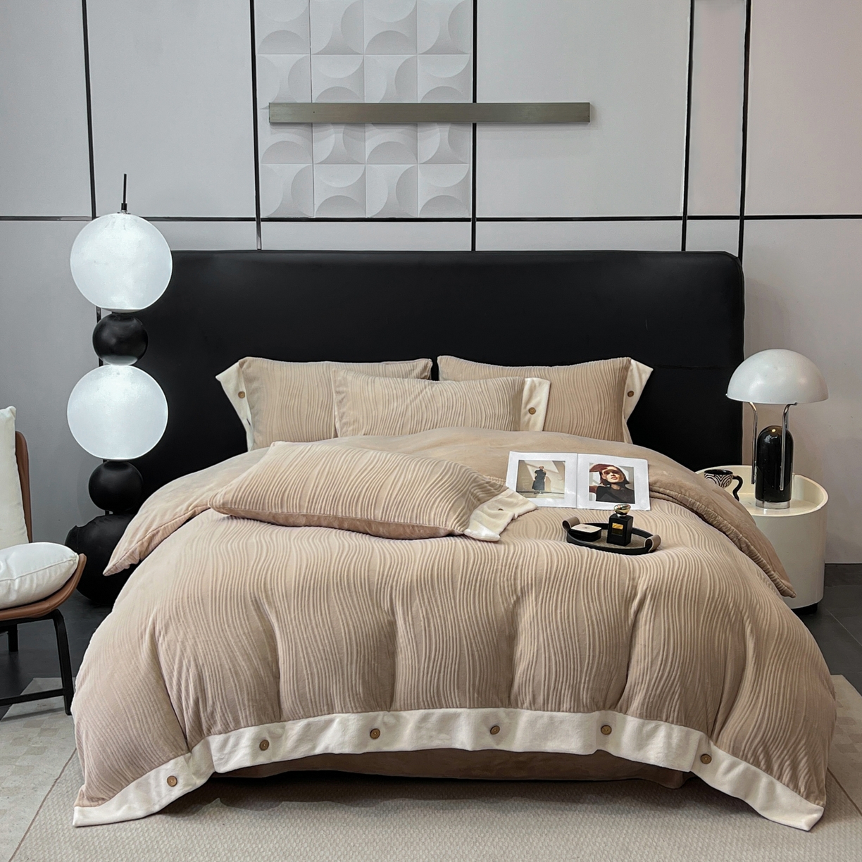 91家纺网 家纺一手货源 找家纺 （总）锦彩家居 2025新款亲肤舒适高克重牛奶绒纽扣款四件套-简爱