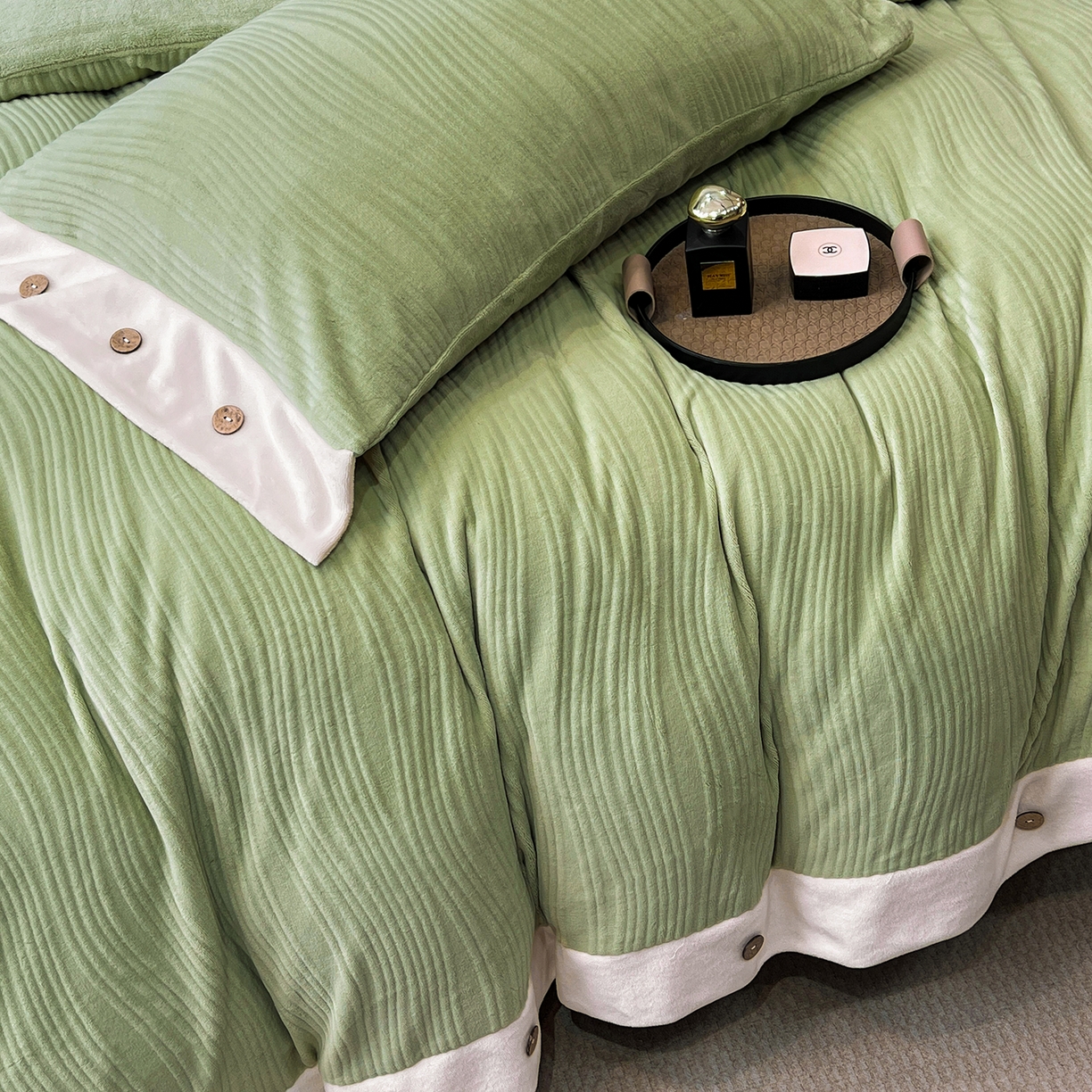 91家纺网 家纺一手货源 找家纺 锦彩家居 2025新款亲肤舒适高克重牛奶绒纽扣款四件套-简爱 纽扣款-碧玉绿