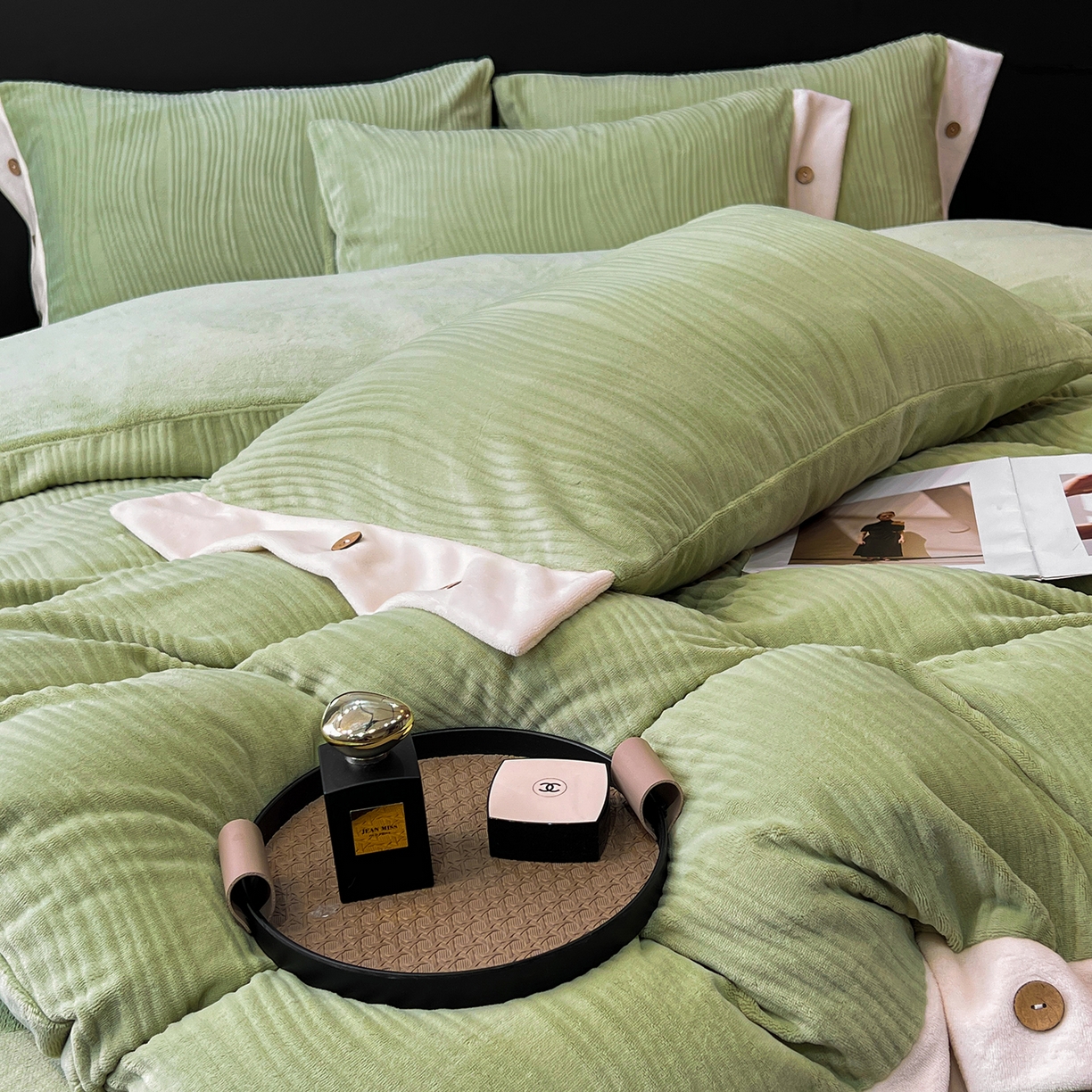 91家纺网 家纺一手货源 找家纺 锦彩家居 2025新款亲肤舒适高克重牛奶绒纽扣款四件套-简爱 纽扣款-碧玉绿