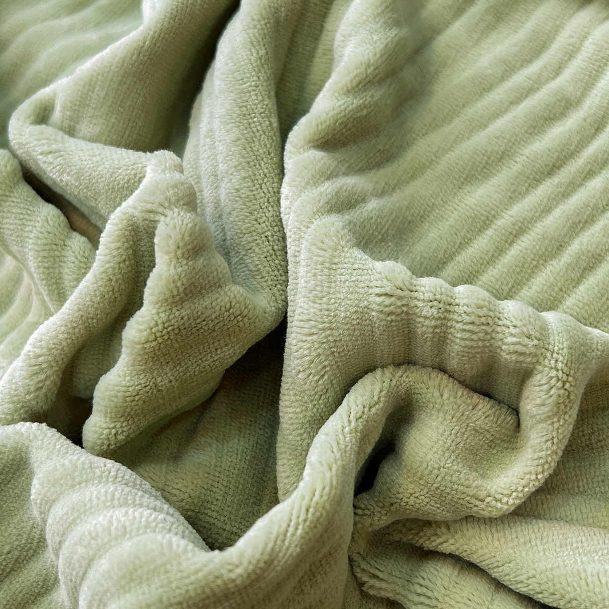 91家纺网 家纺一手货源 找家纺 锦彩家居 2025新款亲肤舒适高克重牛奶绒纽扣款四件套-简爱 纽扣款-碧玉绿