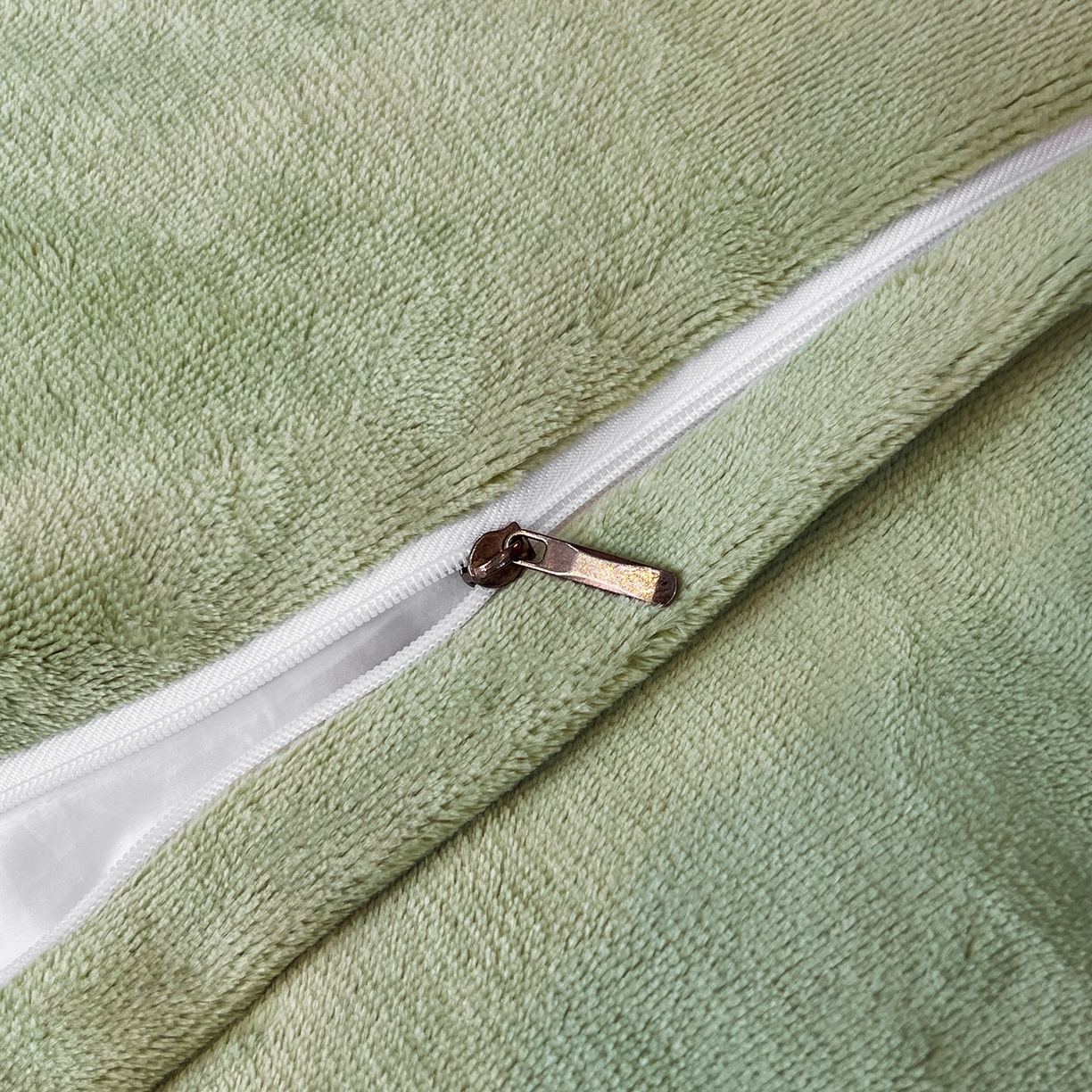 91家纺网 家纺一手货源 找家纺 锦彩家居 2025新款亲肤舒适高克重牛奶绒纽扣款四件套-简爱 纽扣款-碧玉绿