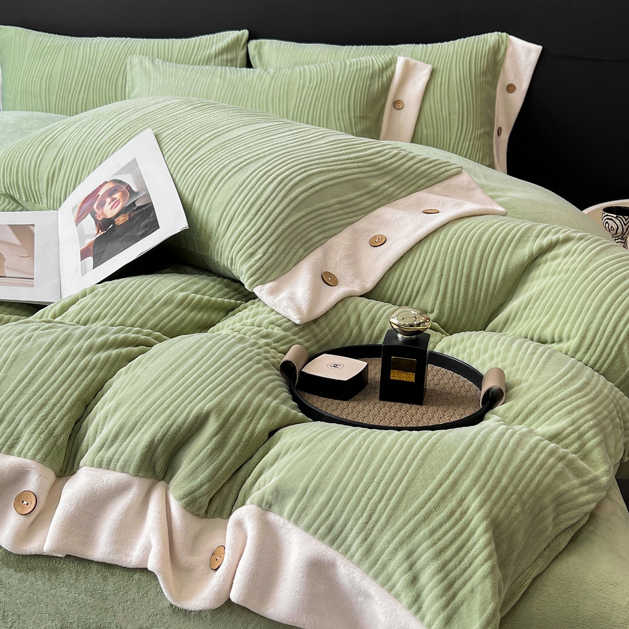 91家纺网 家纺一手货源 找家纺 锦彩家居 2025新款亲肤舒适高克重牛奶绒纽扣款四件套-简爱 纽扣款-碧玉绿