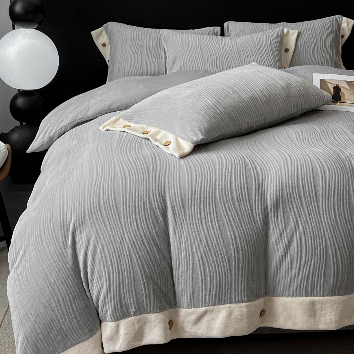 91家纺网 家纺一手货源 找家纺 锦彩家居 2025新款亲肤舒适高克重牛奶绒纽扣款四件套-简爱 纽扣款-岛屿灰