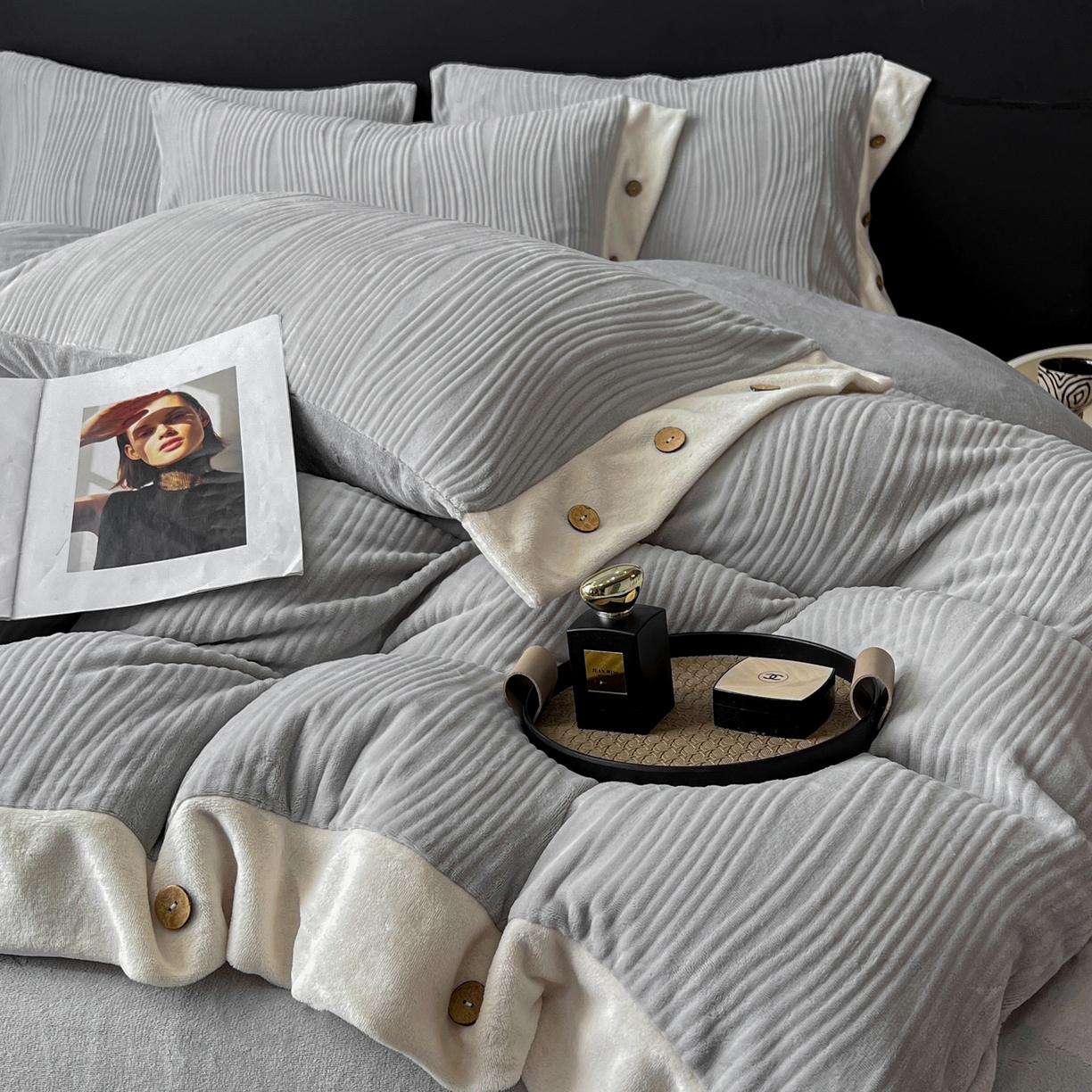 91家纺网 家纺一手货源 找家纺 锦彩家居 2025新款亲肤舒适高克重牛奶绒纽扣款四件套-简爱 纽扣款-岛屿灰