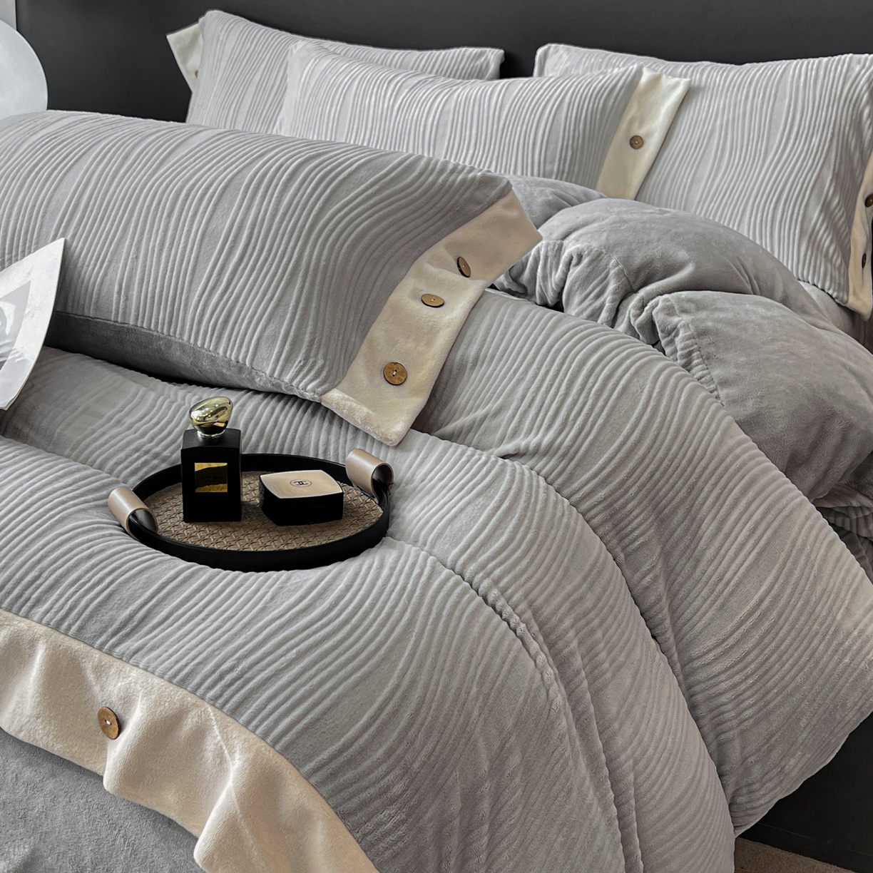 91家纺网 家纺一手货源 找家纺 锦彩家居 2025新款亲肤舒适高克重牛奶绒纽扣款四件套-简爱 纽扣款-岛屿灰