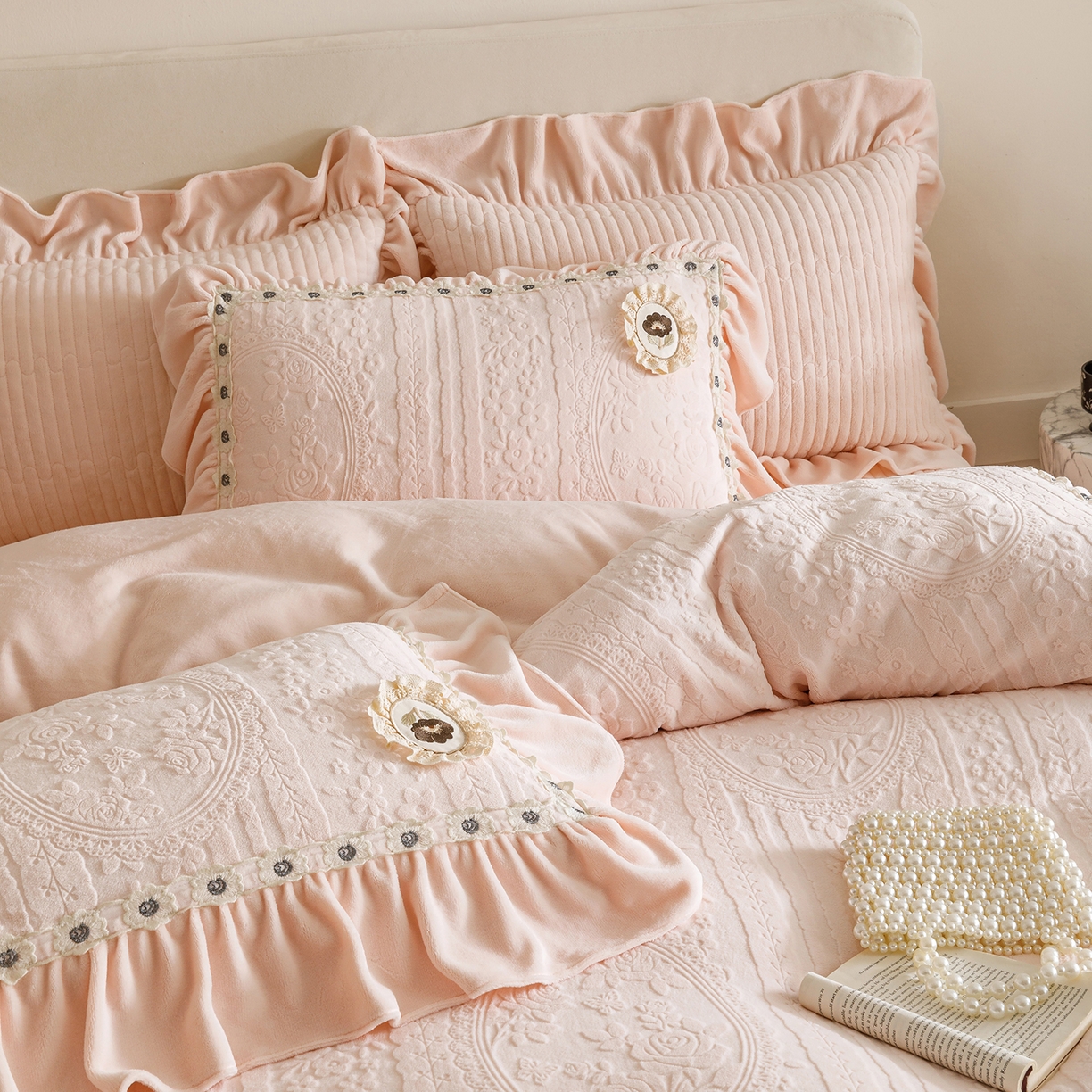 91家纺网 家纺一手货源 找家纺 （总）好儿喜家纺 2025新款雕花牛奶绒花边刺绣床盖款四件套-花间系列