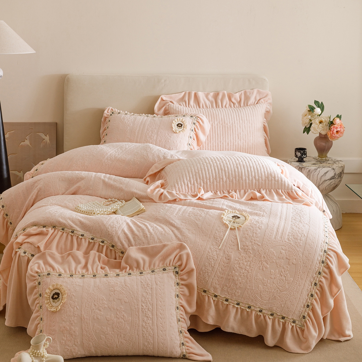 （总）好儿喜家纺 2025新款雕花牛奶绒花边刺绣床盖款四件套-花间系列