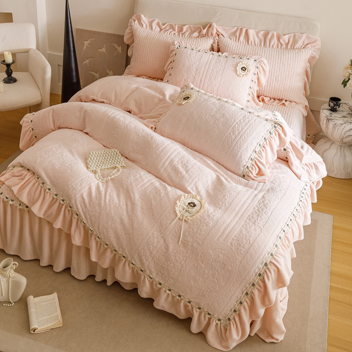 91家纺网 家纺一手货源 找家纺 （总）好儿喜家纺 2025新款雕花牛奶绒花边刺绣床盖款四件套-花间系列