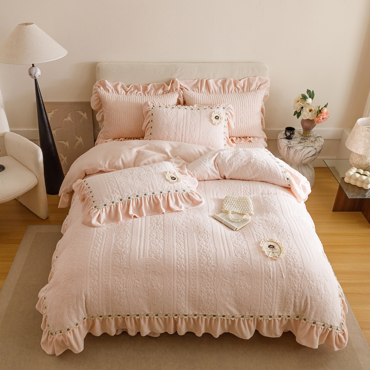 91家纺网 家纺一手货源 找家纺 （总）好儿喜家纺 2025新款雕花牛奶绒花边刺绣床盖款四件套-花间系列