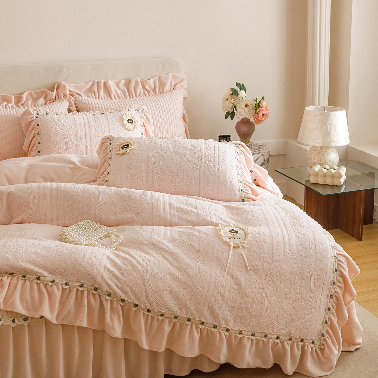 91家纺网 家纺一手货源 找家纺 （总）好儿喜家纺 2025新款雕花牛奶绒花边刺绣床盖款四件套-花间系列