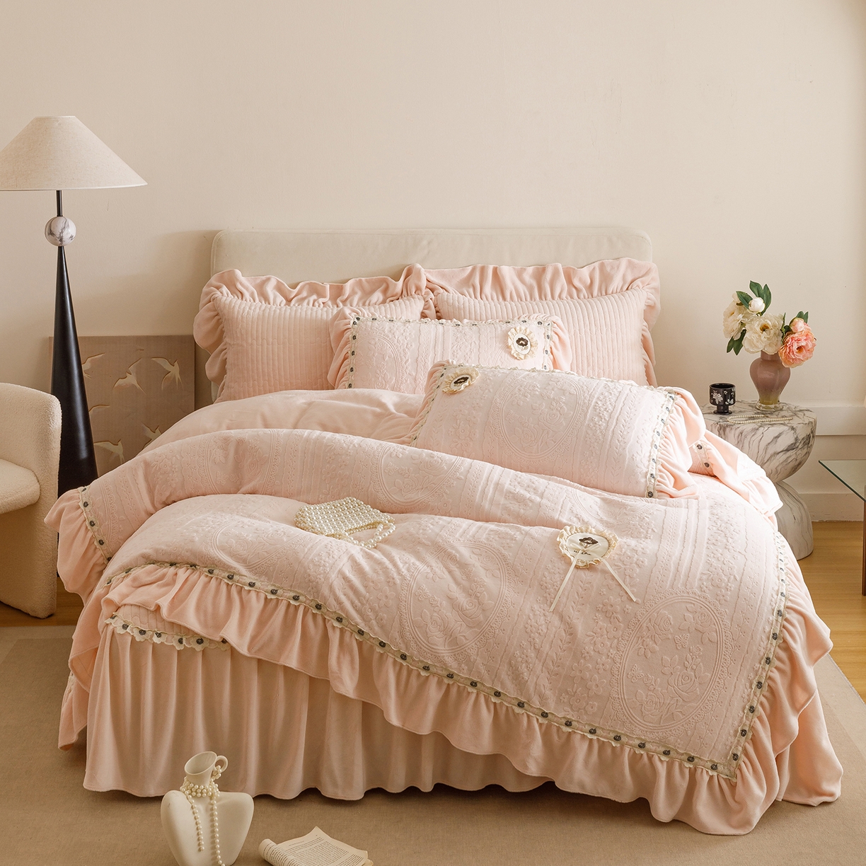 91家纺网 家纺一手货源 找家纺 （总）好儿喜家纺 2025新款雕花牛奶绒花边刺绣床盖款四件套-花间系列