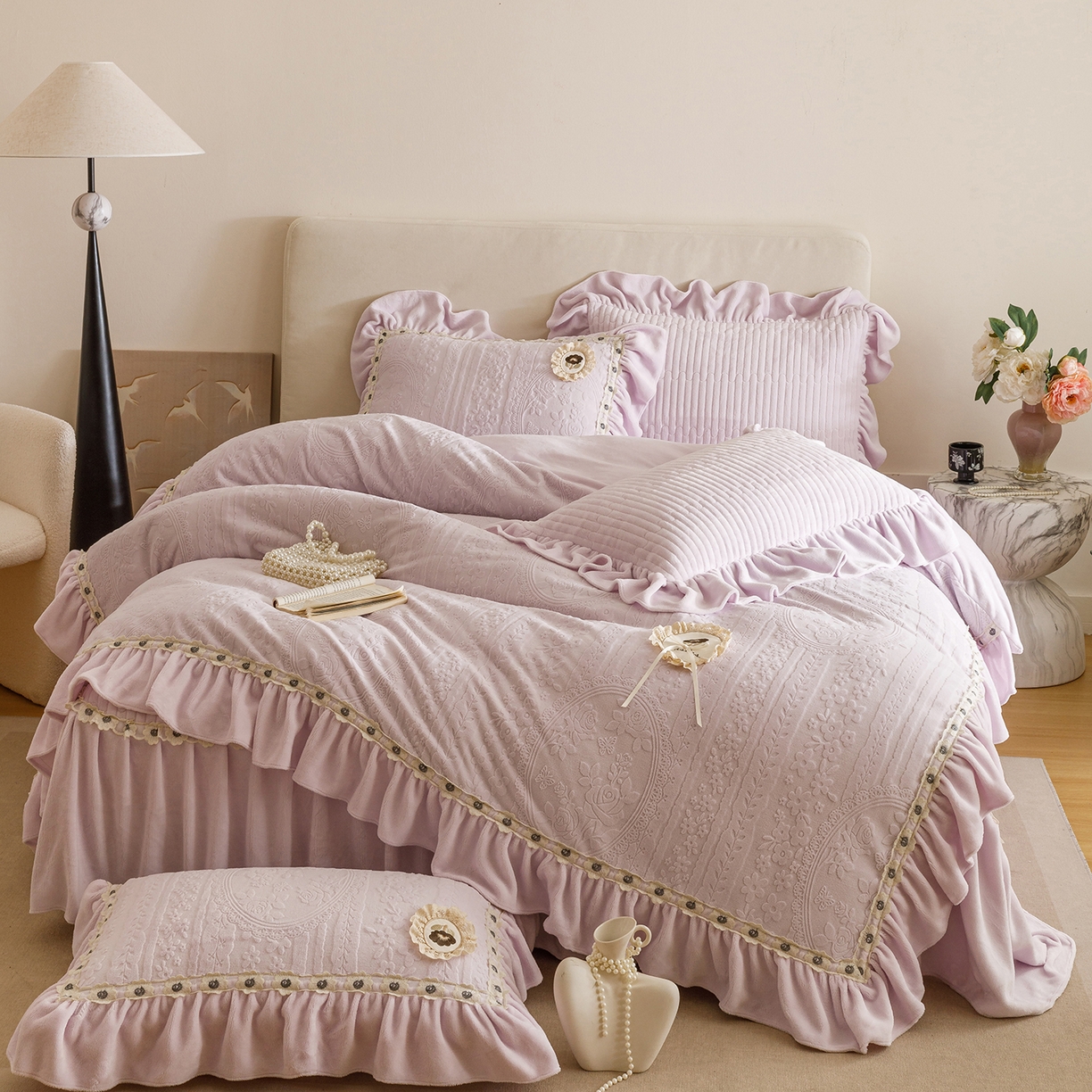 91家纺网 家纺一手货源 找家纺 （总）好儿喜家纺 2025新款雕花牛奶绒花边刺绣床盖款四件套-花间系列