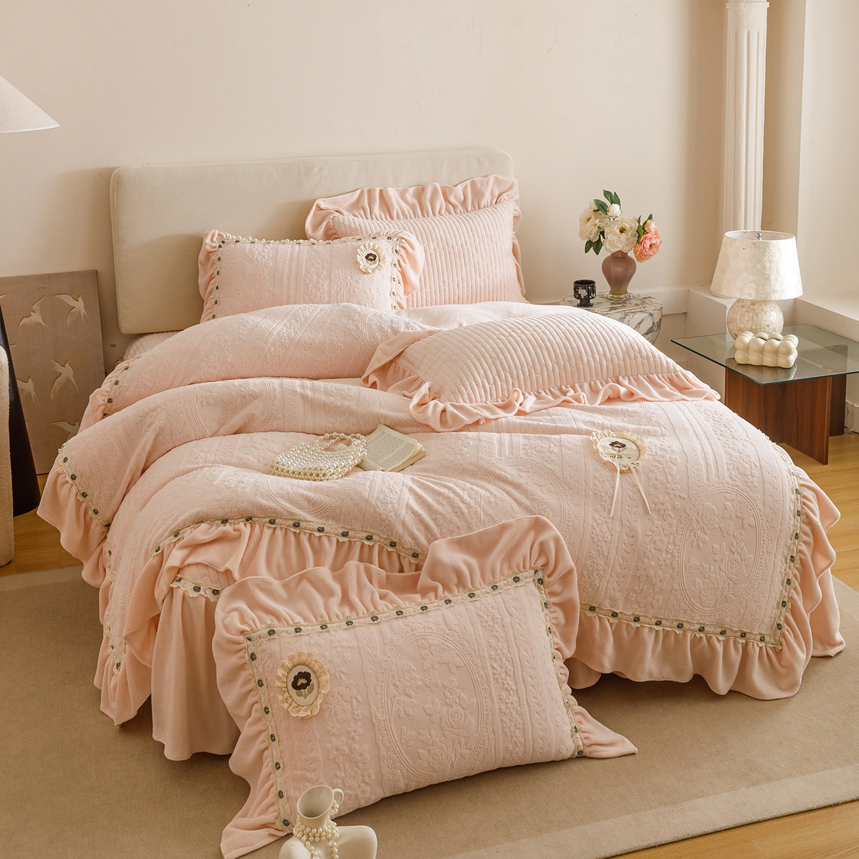 91家纺网 家纺一手货源 找家纺 （总）好儿喜家纺 2025新款雕花牛奶绒花边刺绣床盖款四件套-花间系列