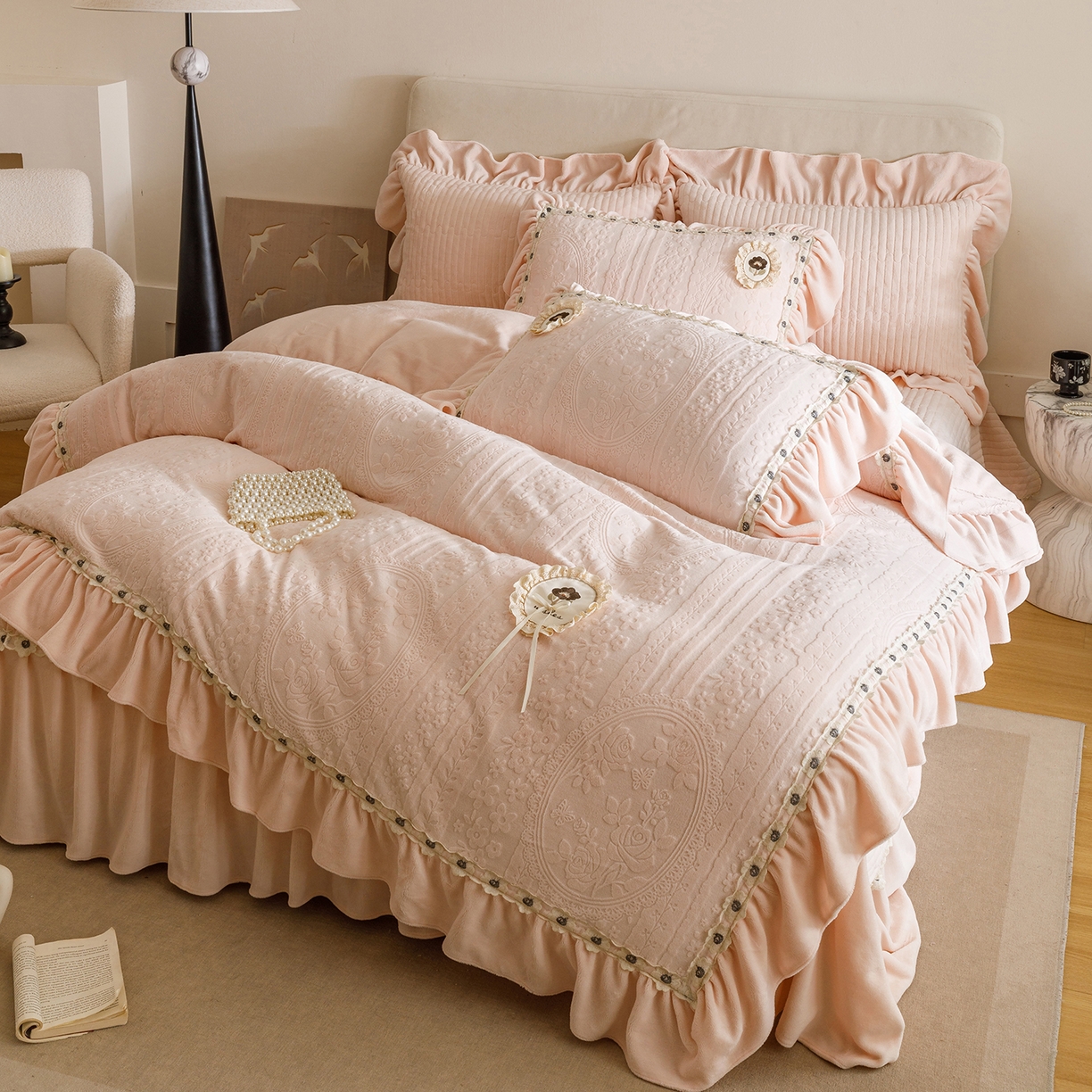 91家纺网 家纺一手货源 找家纺 （总）好儿喜家纺 2025新款雕花牛奶绒花边刺绣床盖款四件套-花间系列