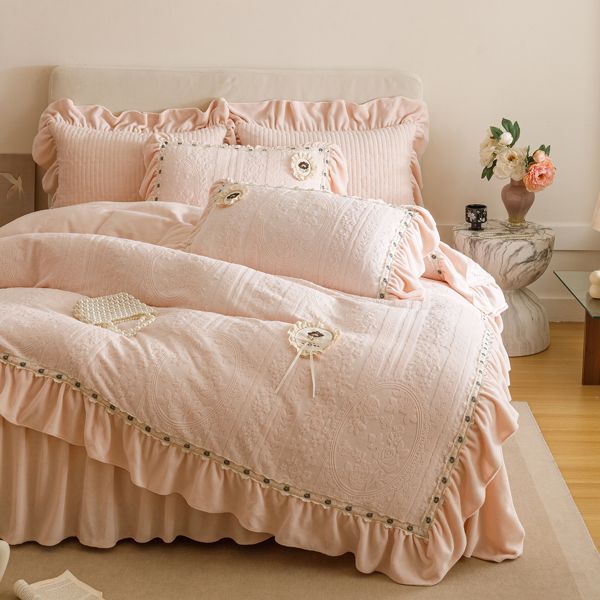 91家纺网 家纺一手货源 找家纺 （总）好儿喜家纺 2025新款雕花牛奶绒花边刺绣床盖款四件套-花间系列