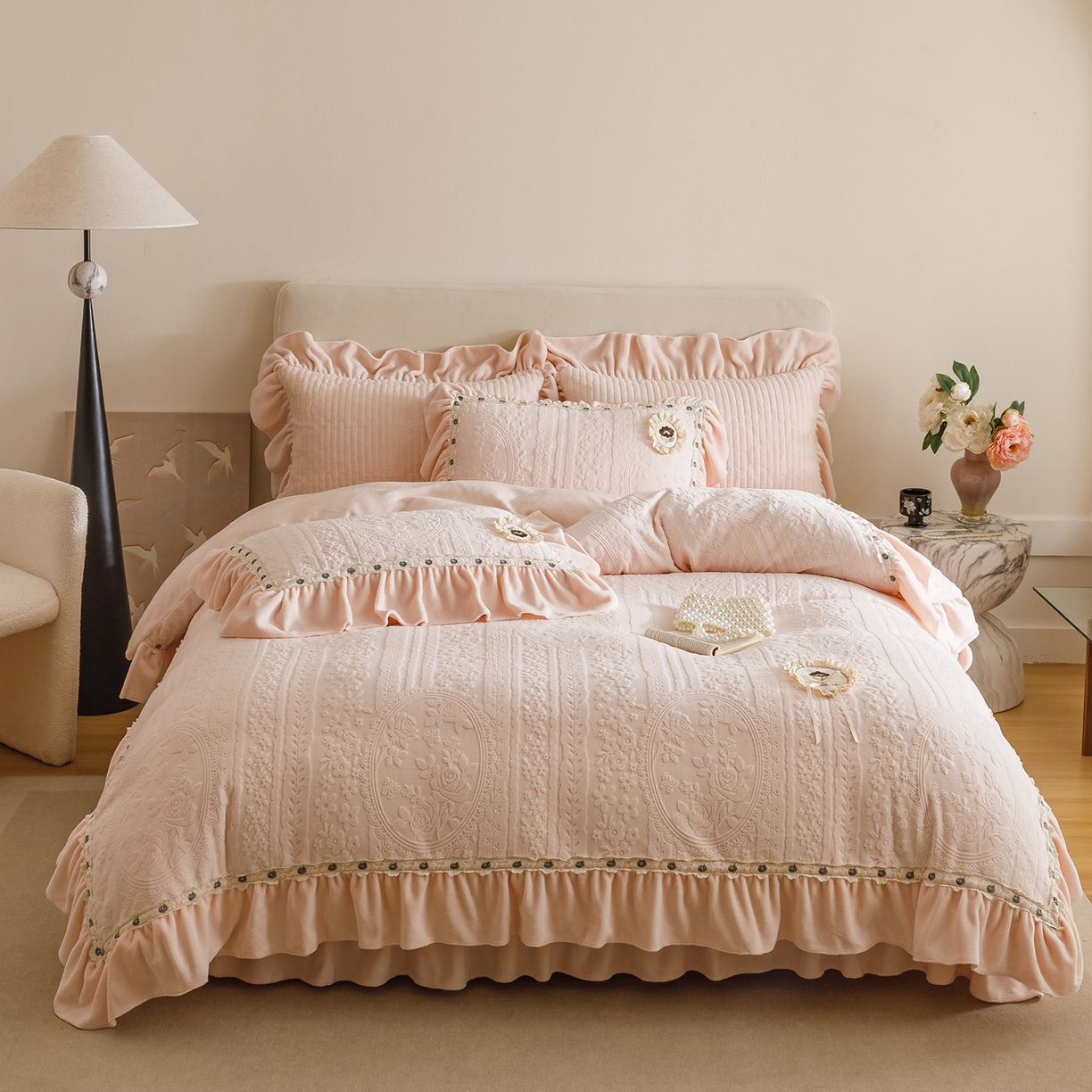 91家纺网 家纺一手货源 找家纺 （总）好儿喜家纺 2025新款雕花牛奶绒花边刺绣床盖款四件套-花间系列