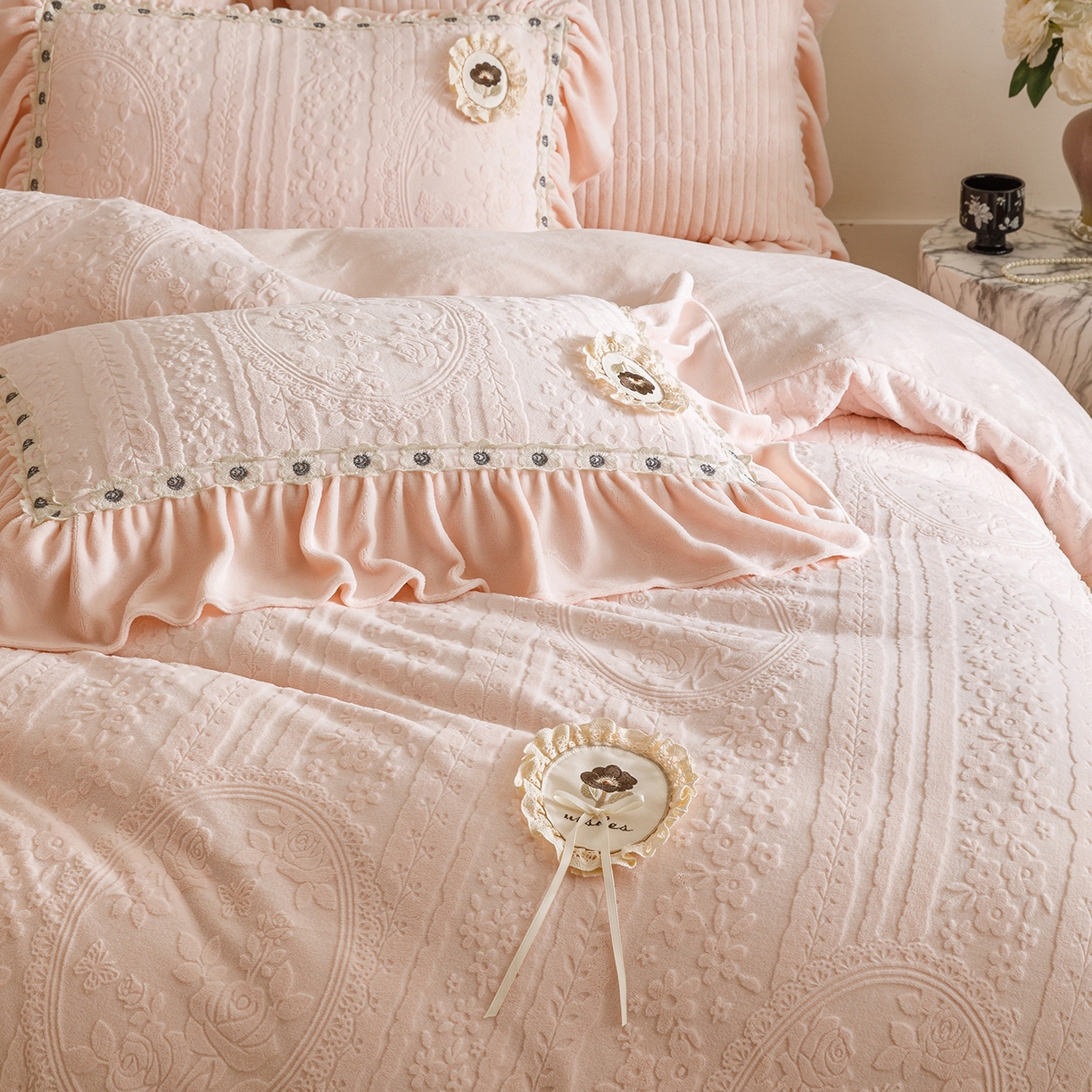 91家纺网 家纺一手货源 找家纺 （总）好儿喜家纺 2025新款雕花牛奶绒花边刺绣床盖款四件套-花间系列