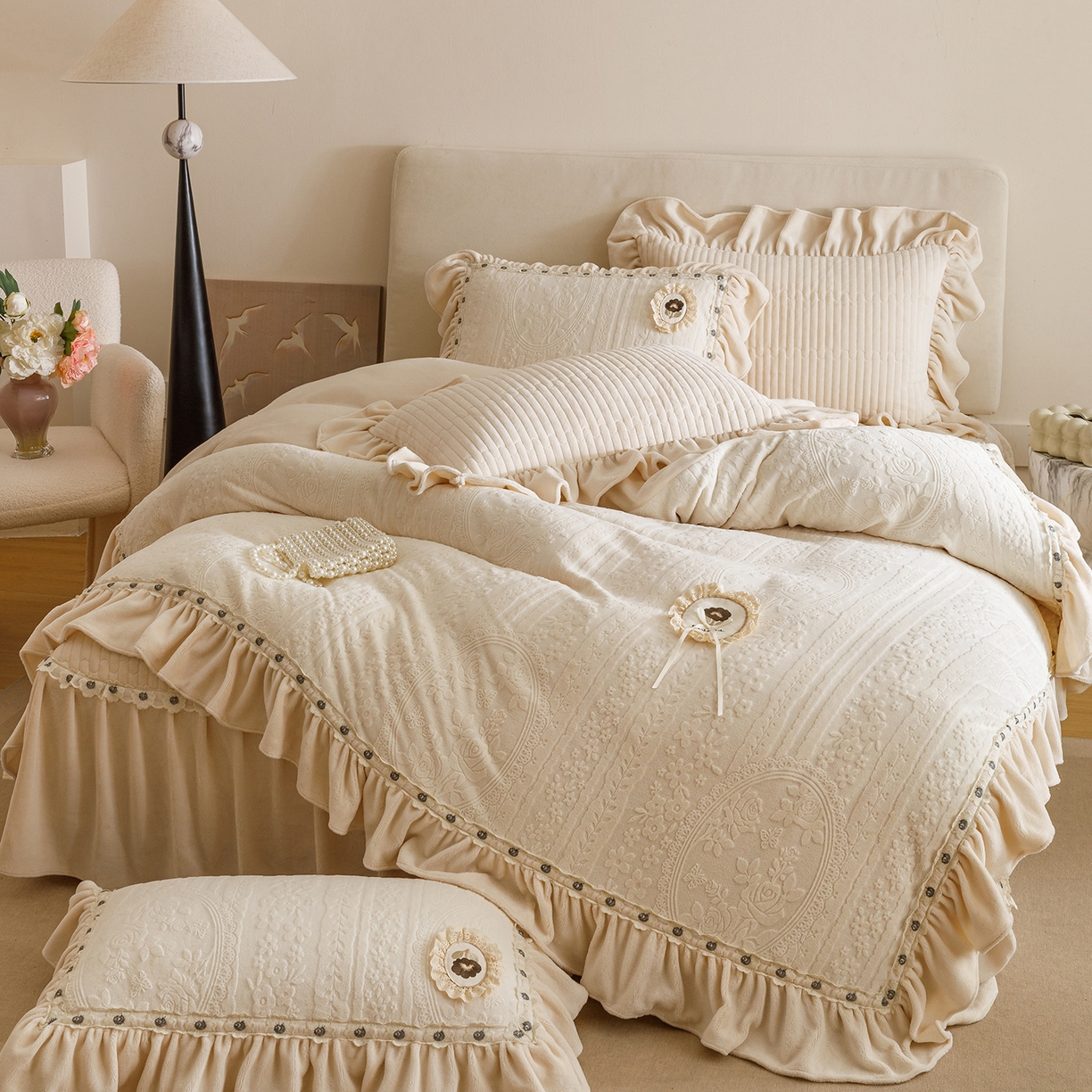 91家纺网 家纺一手货源 找家纺 （总）好儿喜家纺 2025新款雕花牛奶绒花边刺绣床盖款四件套-花间系列