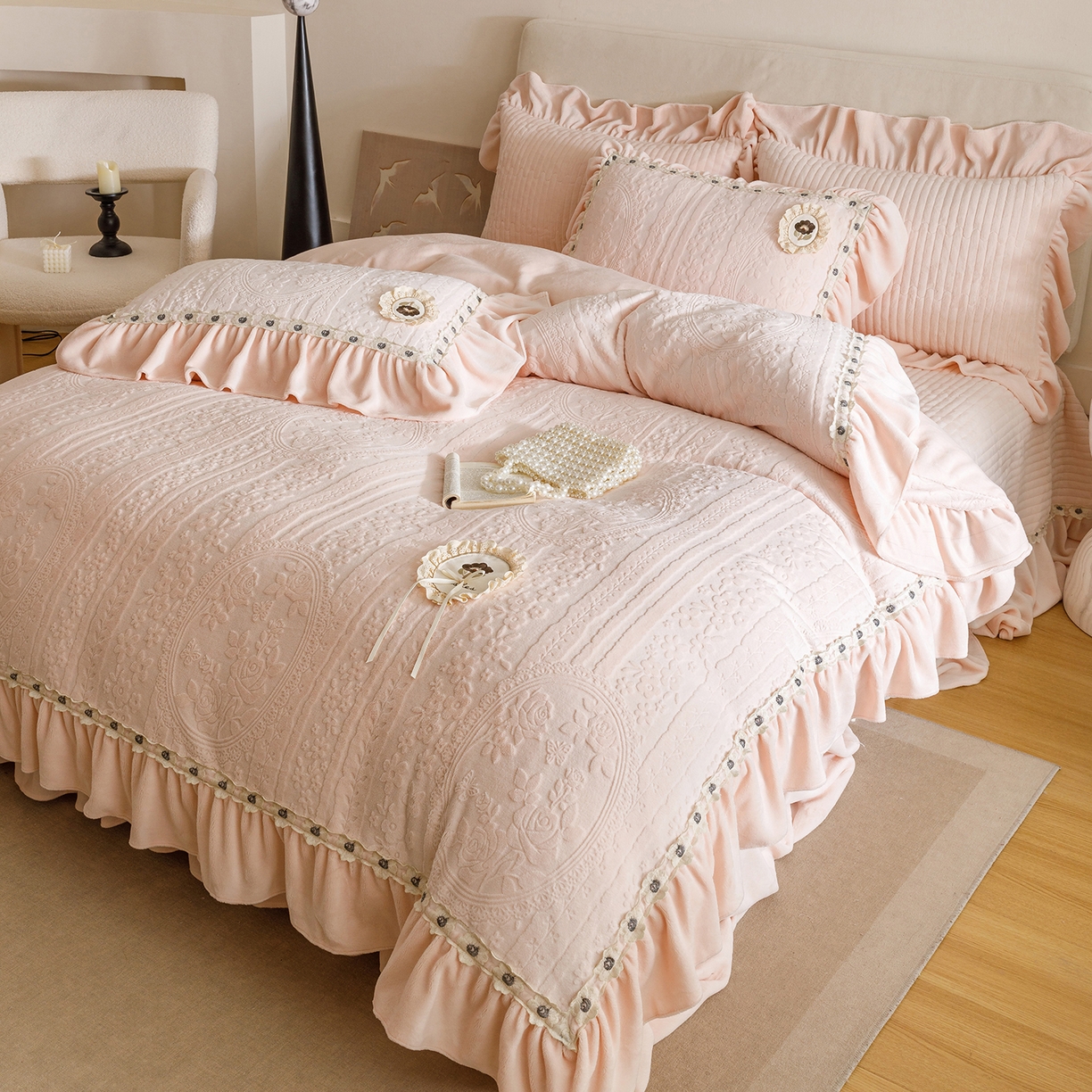 91家纺网 家纺一手货源 找家纺 （总）好儿喜家纺 2025新款雕花牛奶绒花边刺绣床盖款四件套-花间系列