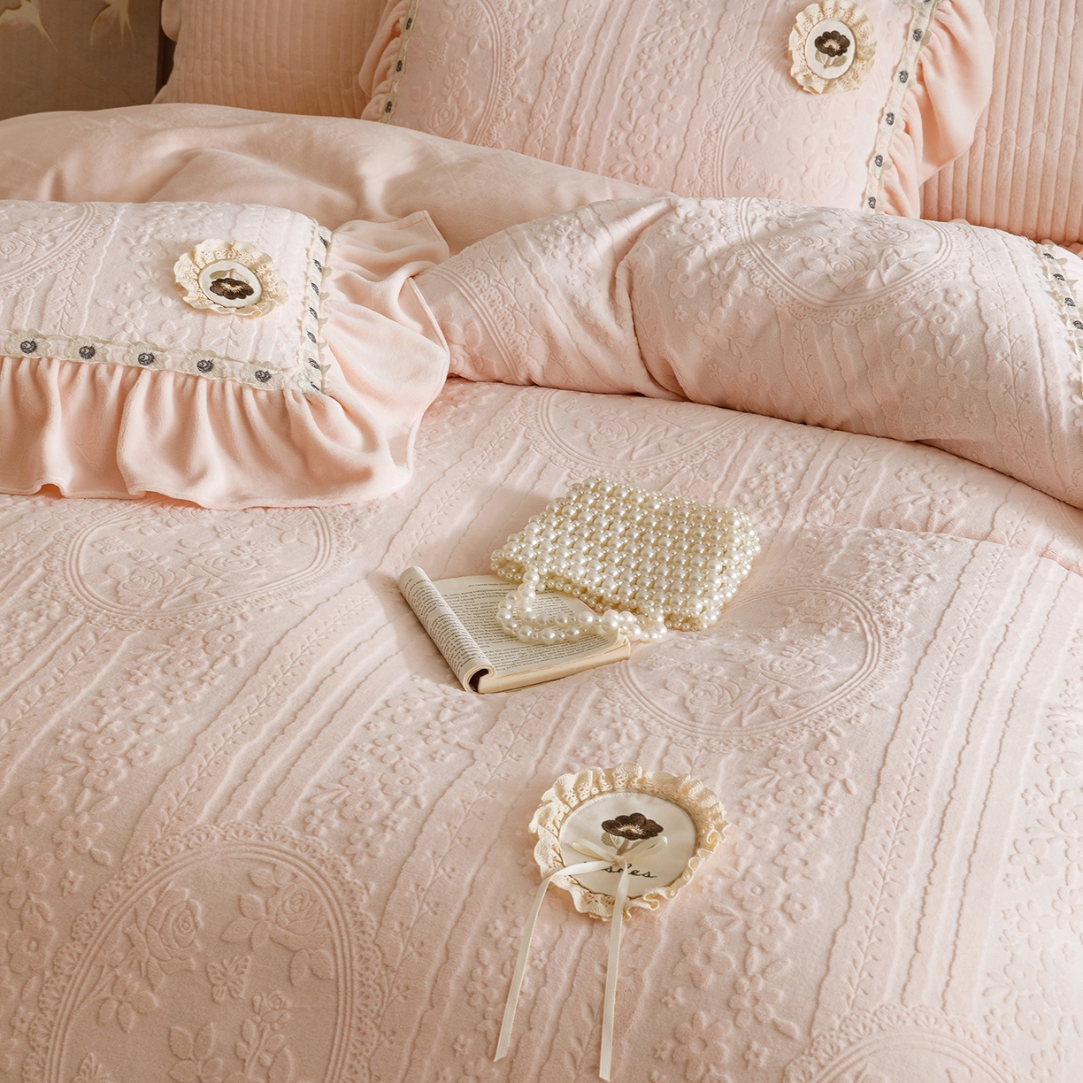 91家纺网 家纺一手货源 找家纺 （总）好儿喜家纺 2025新款雕花牛奶绒花边刺绣床盖款四件套-花间系列