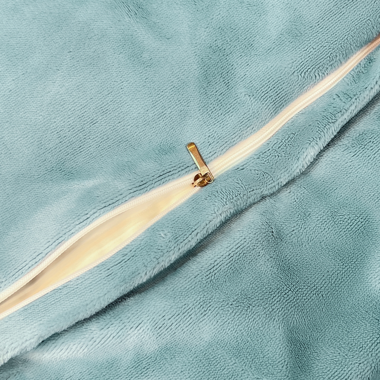 91家纺网 家纺一手货源 找家纺 锦彩家居 2025新款亲肤舒适高克重牛奶绒纽扣款四件套-简爱 纽扣款-海茵蓝