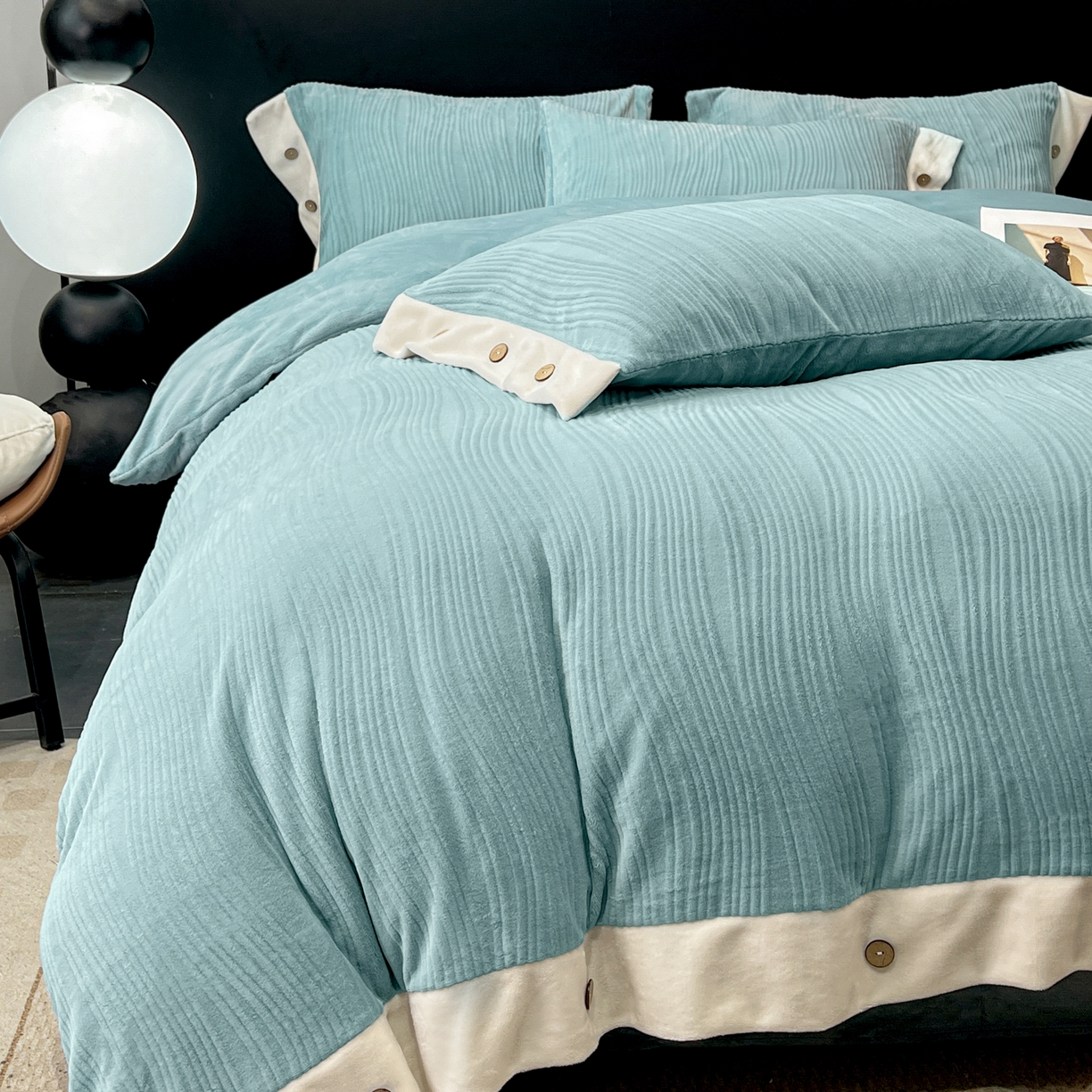 91家纺网 家纺一手货源 找家纺 锦彩家居 2025新款亲肤舒适高克重牛奶绒纽扣款四件套-简爱 纽扣款-海茵蓝