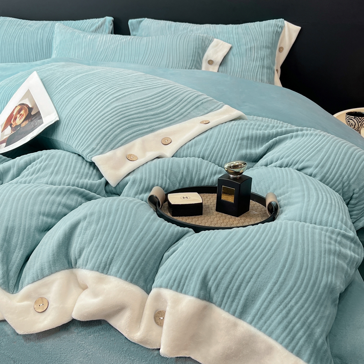 91家纺网 家纺一手货源 找家纺 锦彩家居 2025新款亲肤舒适高克重牛奶绒纽扣款四件套-简爱 纽扣款-海茵蓝