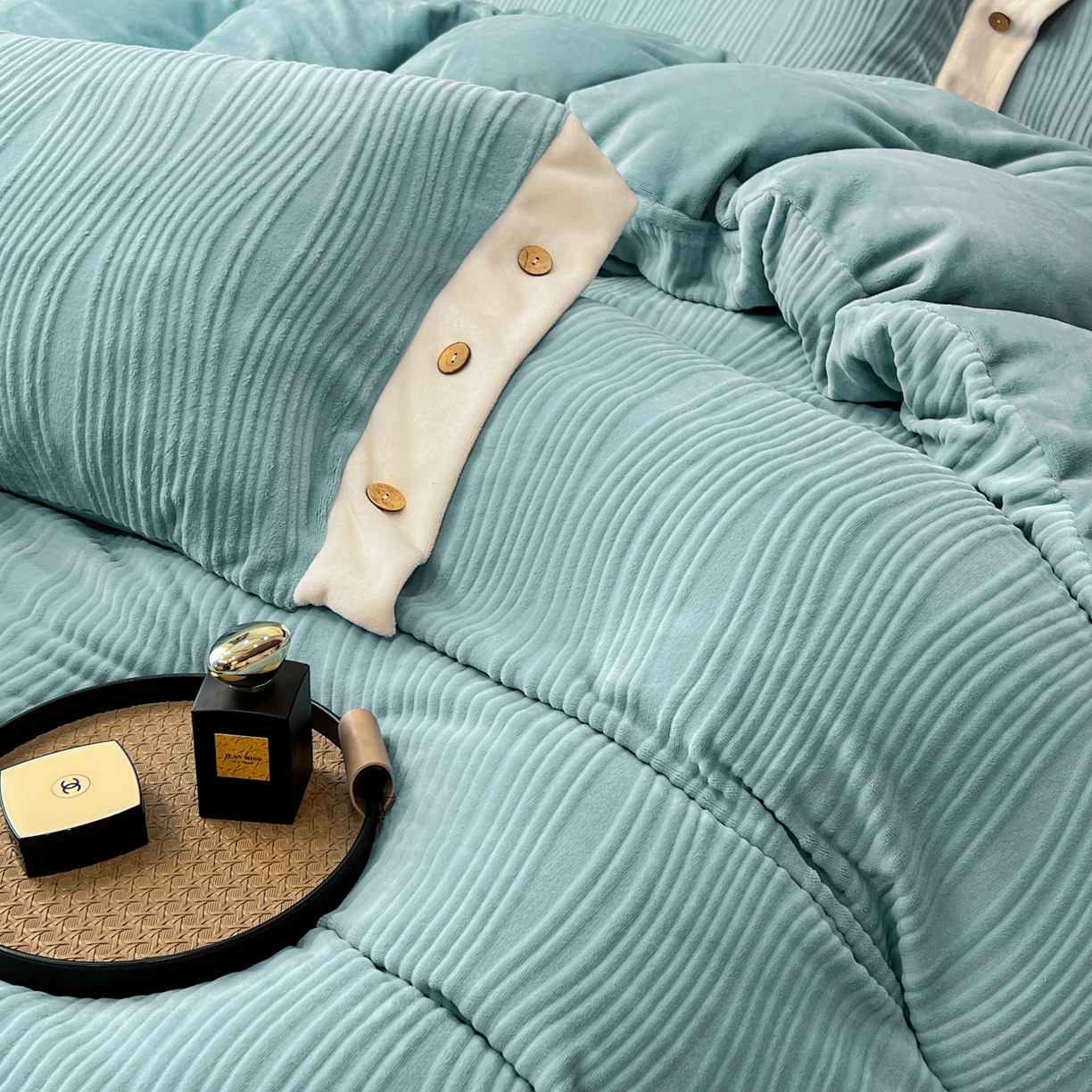 91家纺网 家纺一手货源 找家纺 锦彩家居 2025新款亲肤舒适高克重牛奶绒纽扣款四件套-简爱 纽扣款-海茵蓝