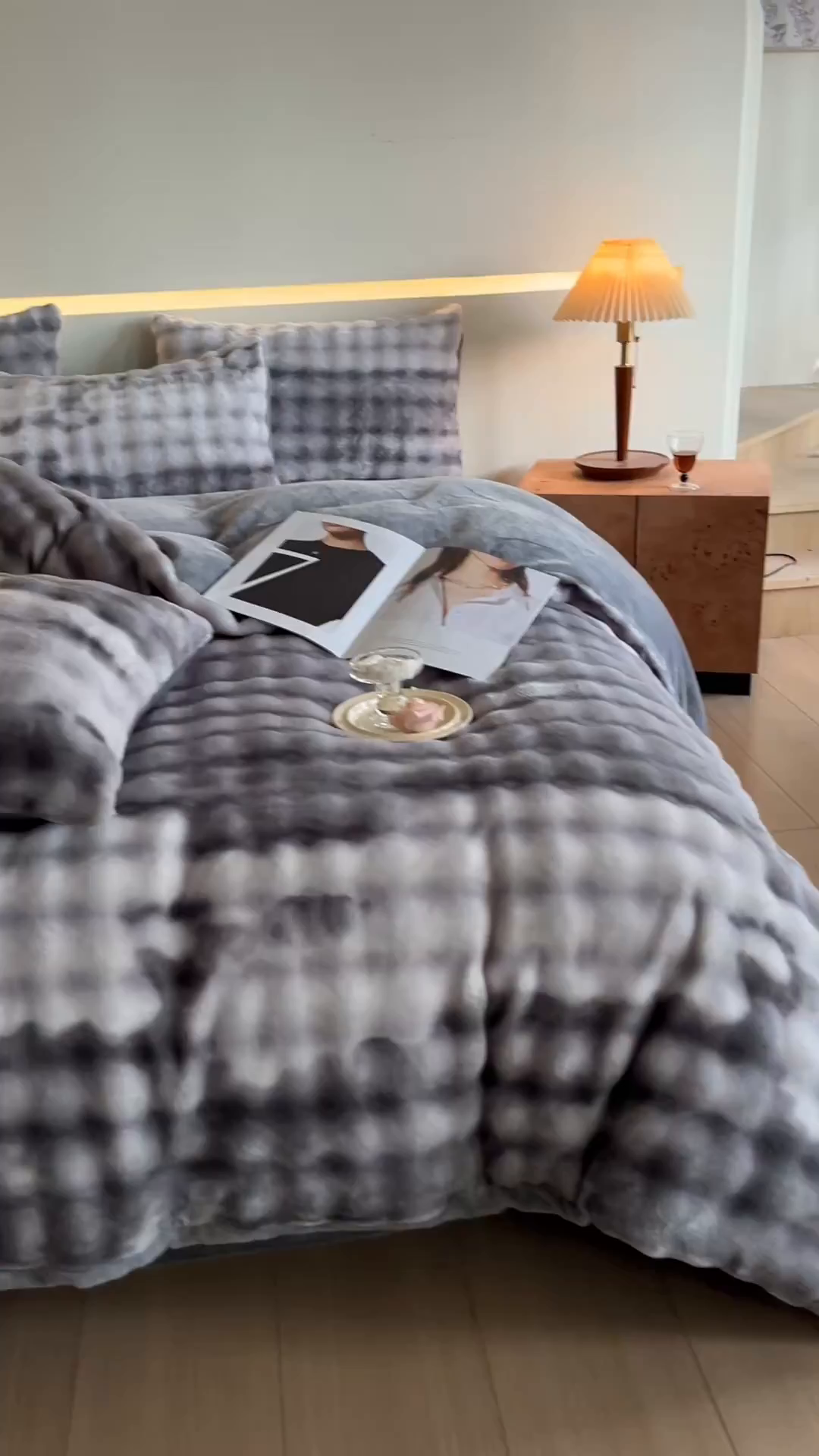 91家纺网 家纺一手货源 找家纺 绘萱家居 2025新款仿兔绒牛奶绒四件套兔毛兔兔绒-渐变彩泡泡 渐变彩泡泡-灰