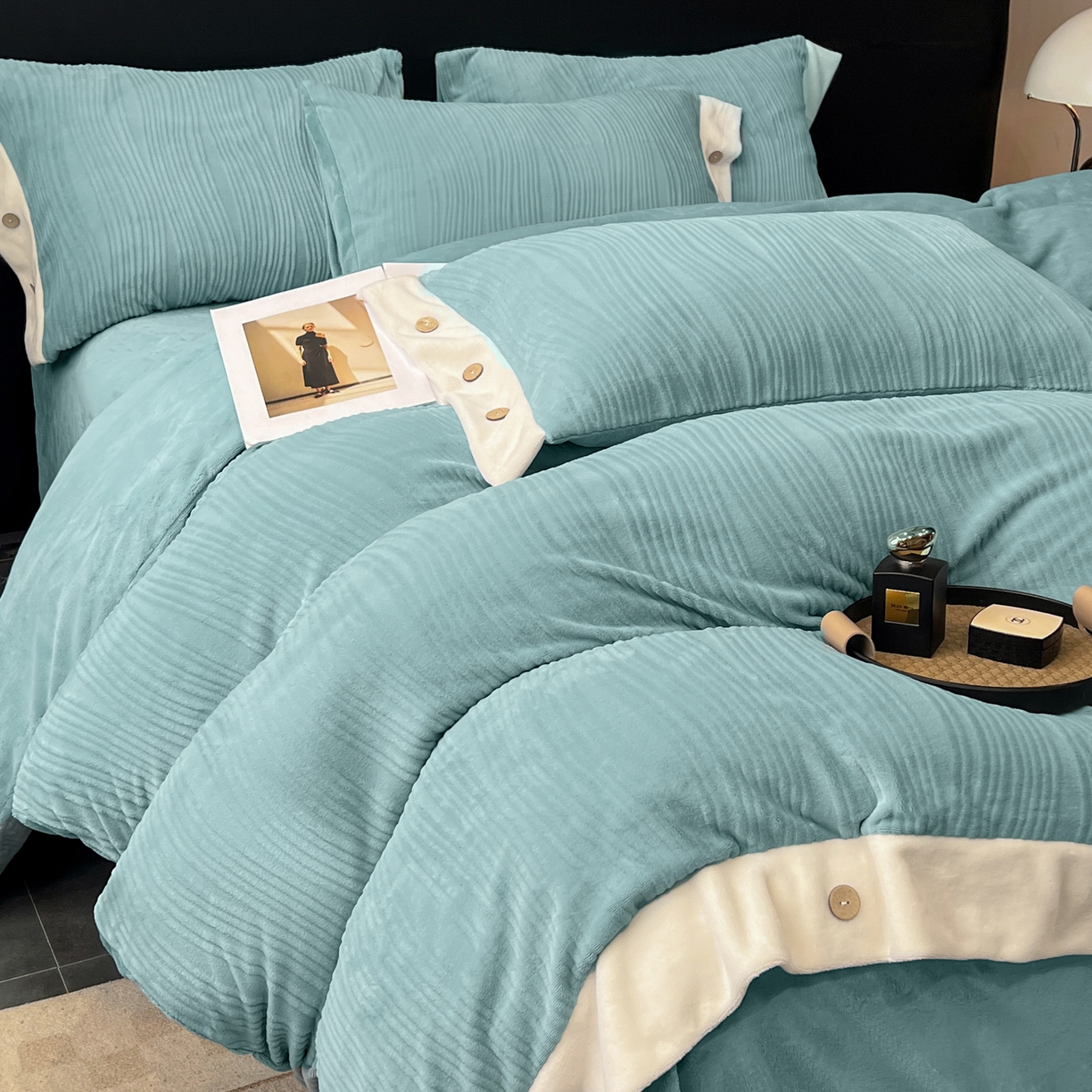 91家纺网 家纺一手货源 找家纺 锦彩家居 2025新款亲肤舒适高克重牛奶绒纽扣款四件套-简爱 纽扣款-海茵蓝