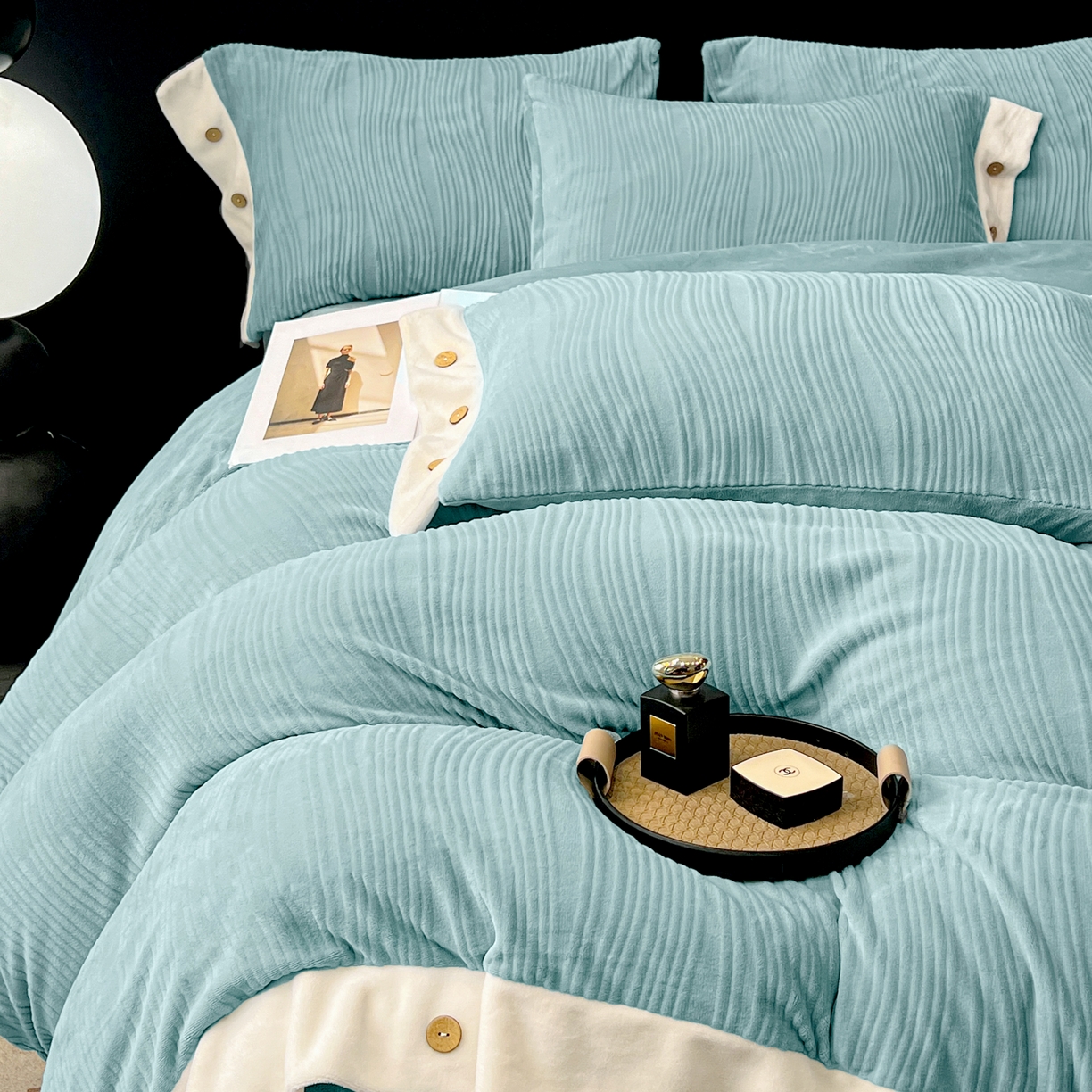 91家纺网 家纺一手货源 找家纺 锦彩家居 2025新款亲肤舒适高克重牛奶绒纽扣款四件套-简爱 纽扣款-海茵蓝