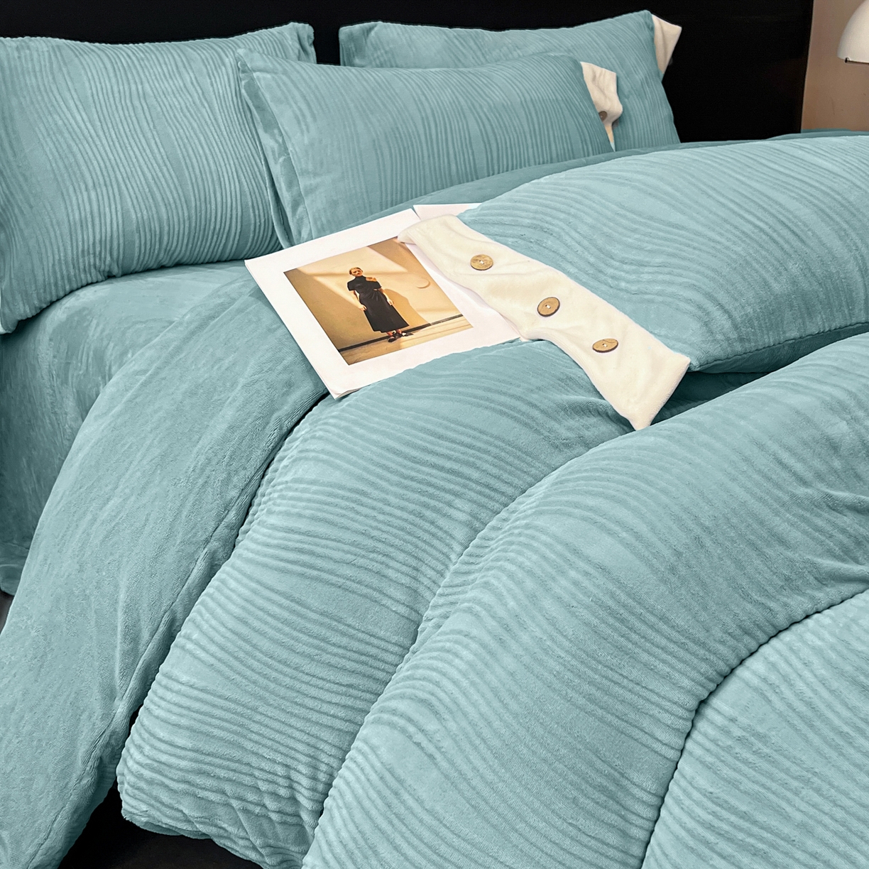 91家纺网 家纺一手货源 找家纺 锦彩家居 2025新款亲肤舒适高克重牛奶绒纽扣款四件套-简爱 纽扣款-海茵蓝