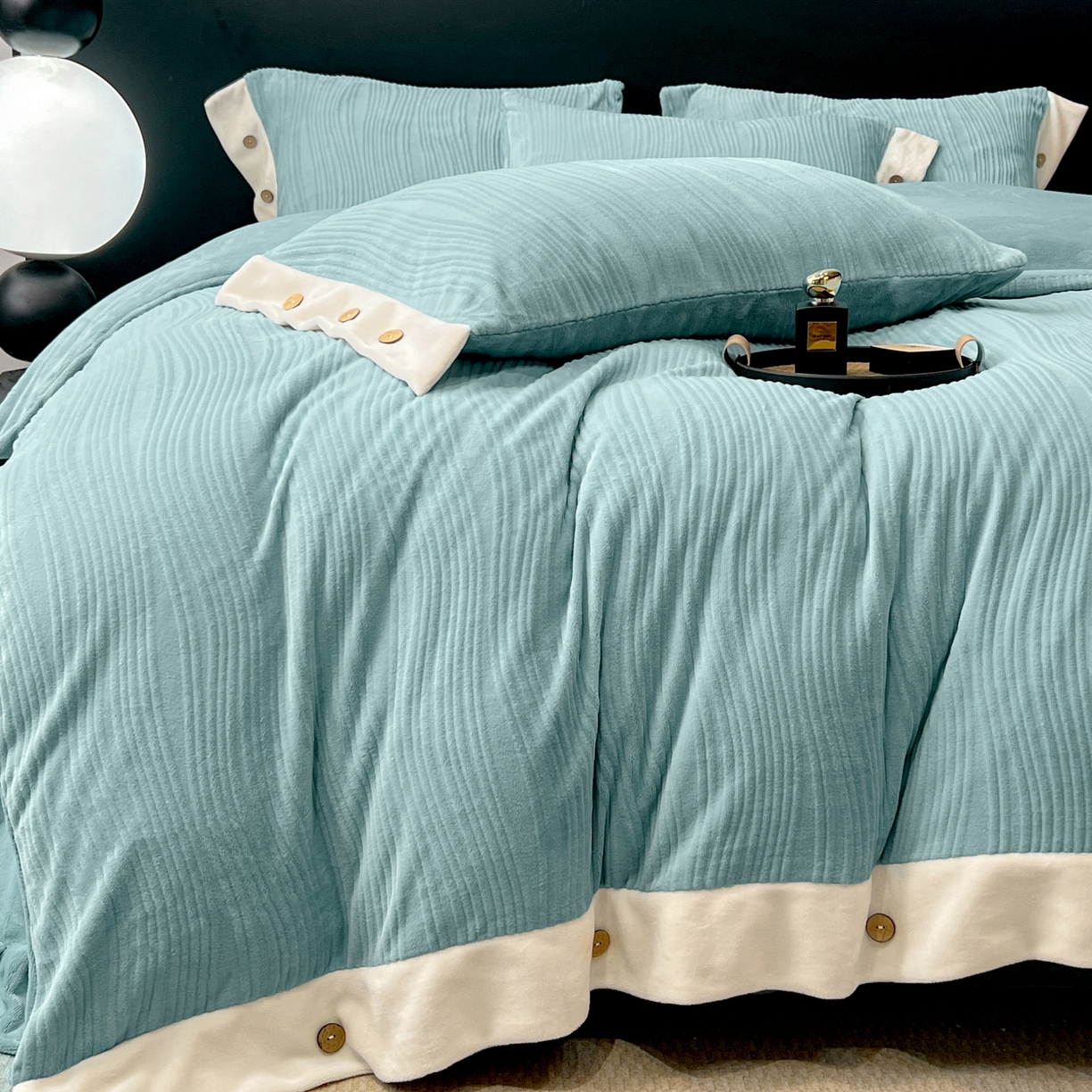 91家纺网 家纺一手货源 找家纺 锦彩家居 2025新款亲肤舒适高克重牛奶绒纽扣款四件套-简爱 纽扣款-海茵蓝