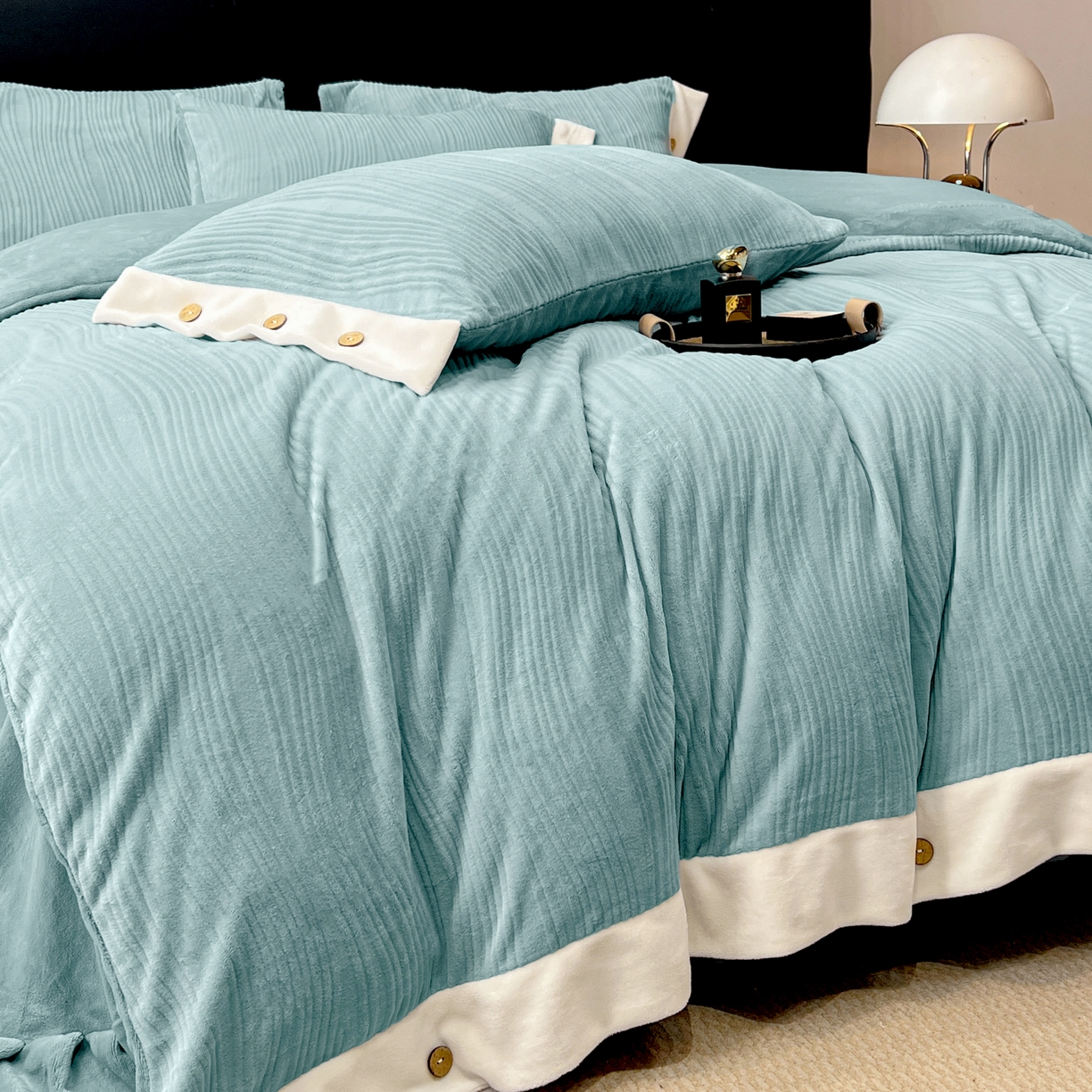 91家纺网 家纺一手货源 找家纺 锦彩家居 2025新款亲肤舒适高克重牛奶绒纽扣款四件套-简爱 纽扣款-海茵蓝