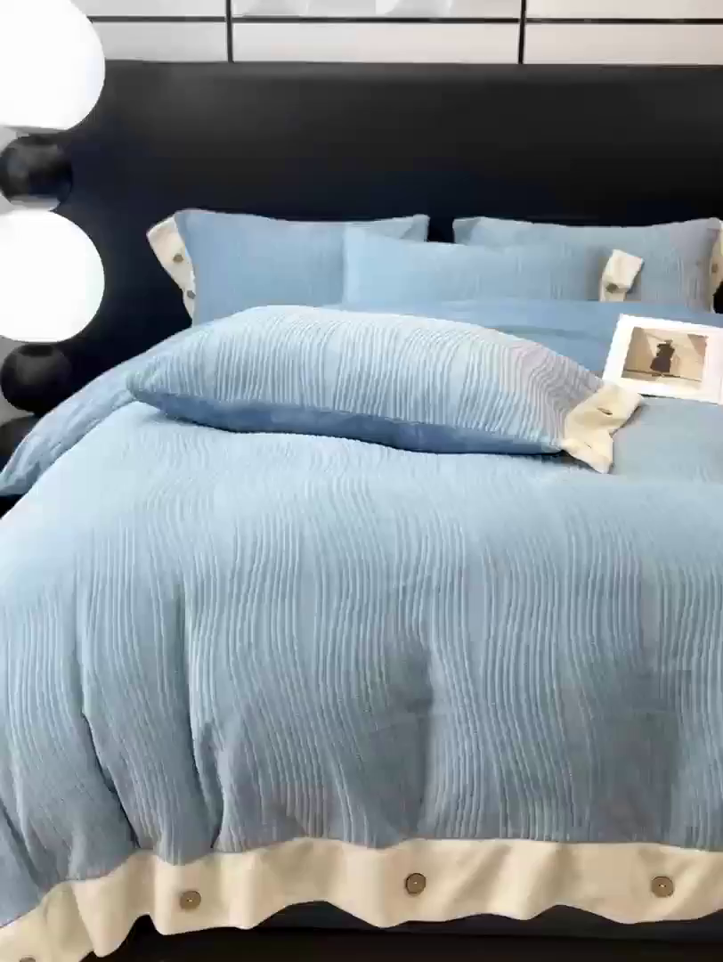 91家纺网 家纺一手货源 找家纺 锦彩家居 2025新款亲肤舒适高克重牛奶绒纽扣款四件套-简爱 纽扣款-海茵蓝