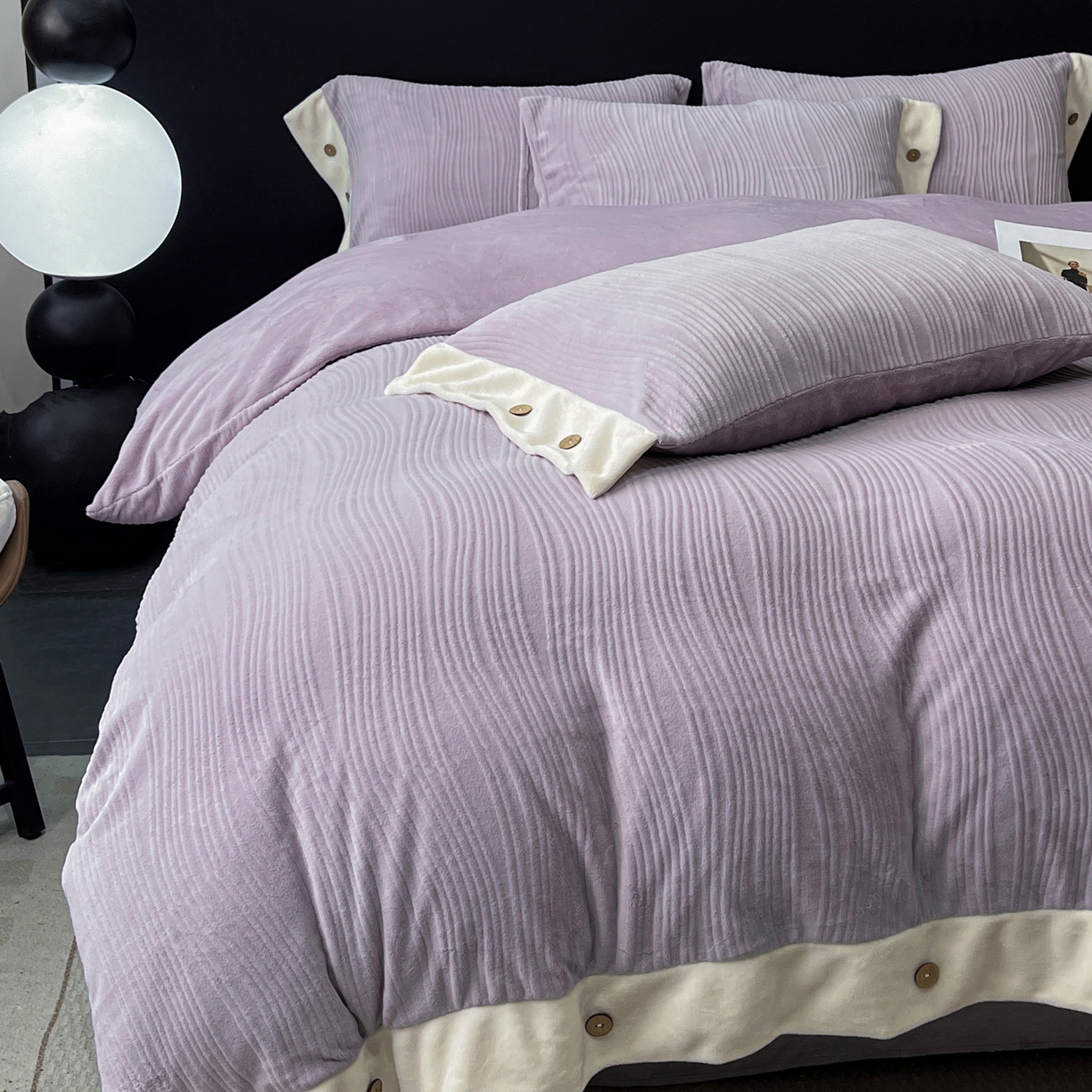 91家纺网 家纺一手货源 找家纺 锦彩家居 2025新款亲肤舒适高克重牛奶绒纽扣款四件套-简爱 纽扣款-罗兰紫
