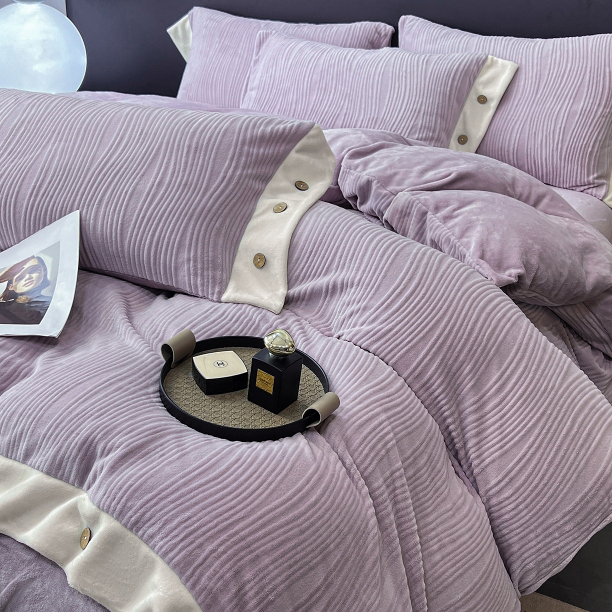 91家纺网 家纺一手货源 找家纺 锦彩家居 2025新款亲肤舒适高克重牛奶绒纽扣款四件套-简爱 纽扣款-罗兰紫