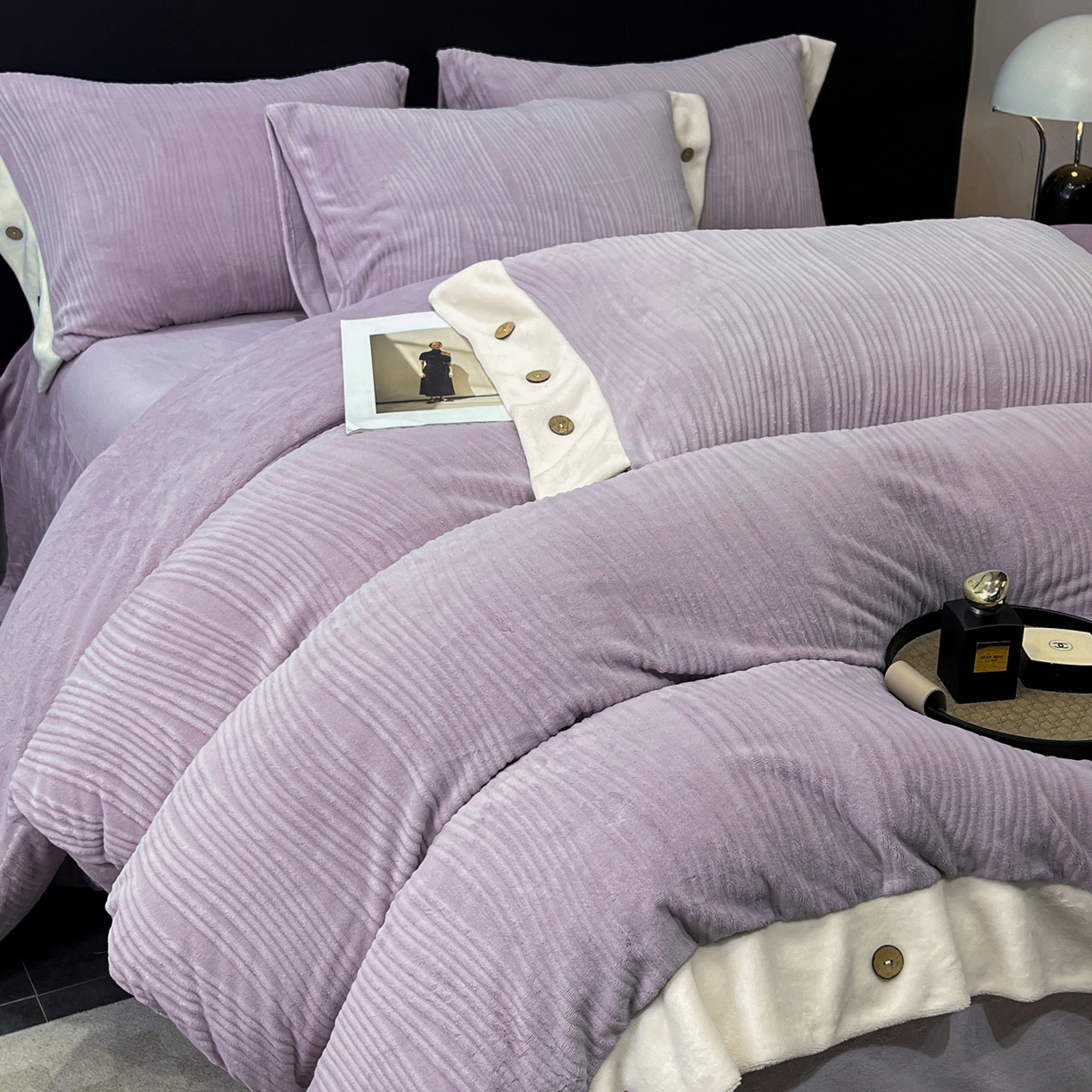 91家纺网 家纺一手货源 找家纺 锦彩家居 2025新款亲肤舒适高克重牛奶绒纽扣款四件套-简爱 纽扣款-罗兰紫