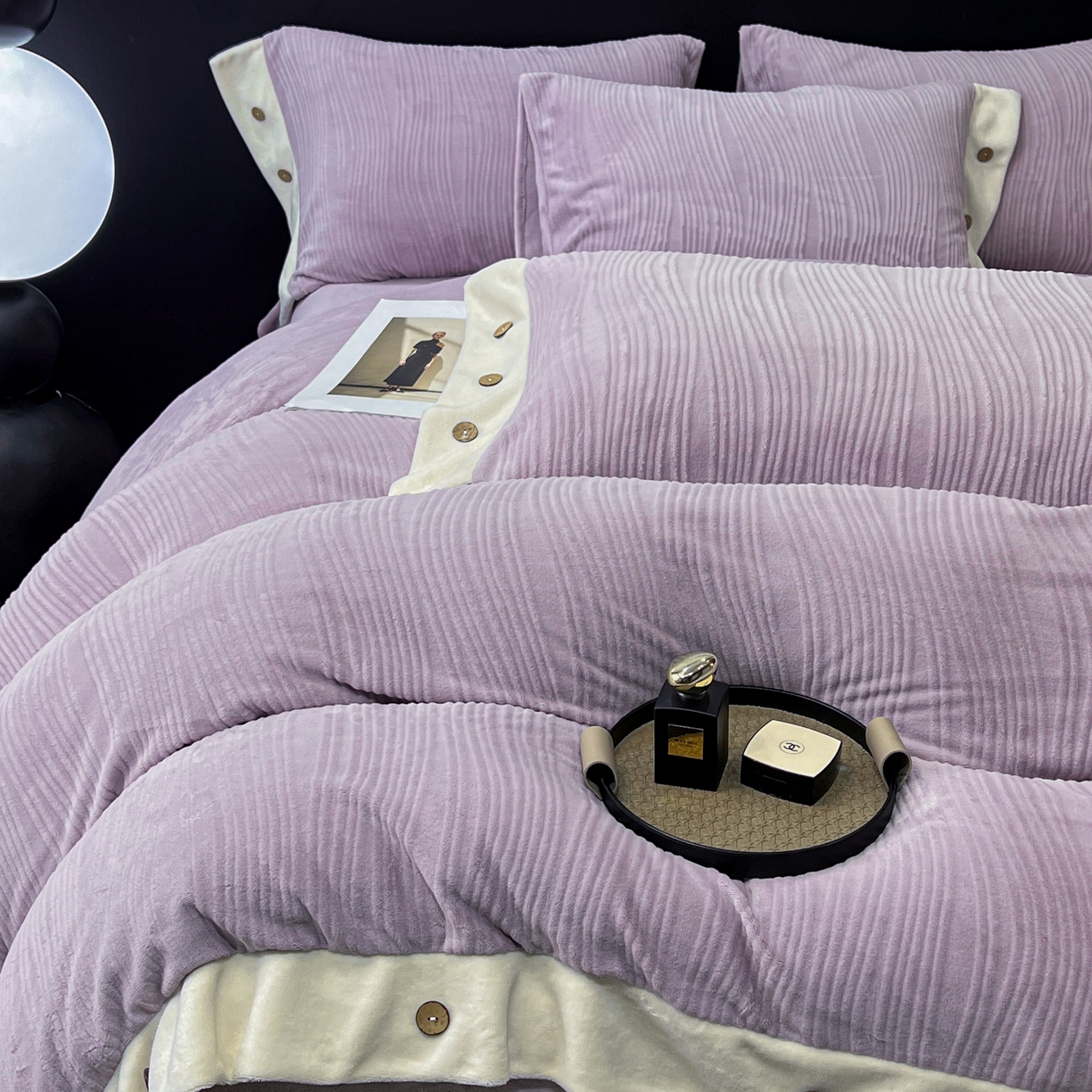 91家纺网 家纺一手货源 找家纺 锦彩家居 2025新款亲肤舒适高克重牛奶绒纽扣款四件套-简爱 纽扣款-罗兰紫