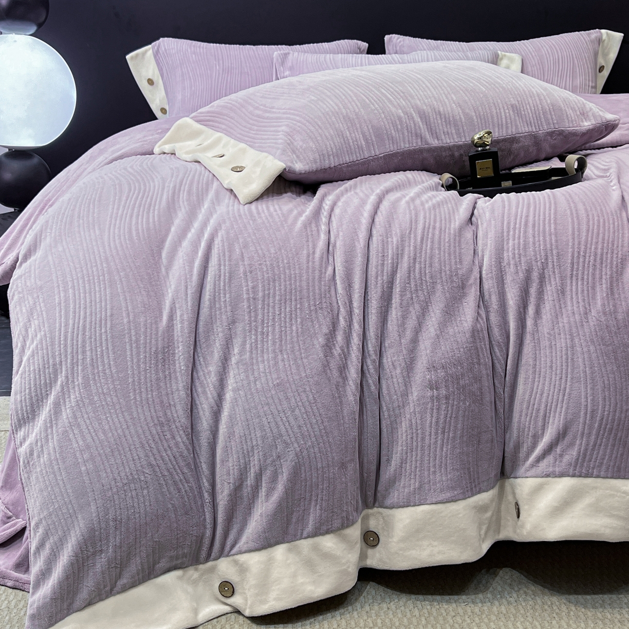 91家纺网 家纺一手货源 找家纺 锦彩家居 2025新款亲肤舒适高克重牛奶绒纽扣款四件套-简爱 纽扣款-罗兰紫
